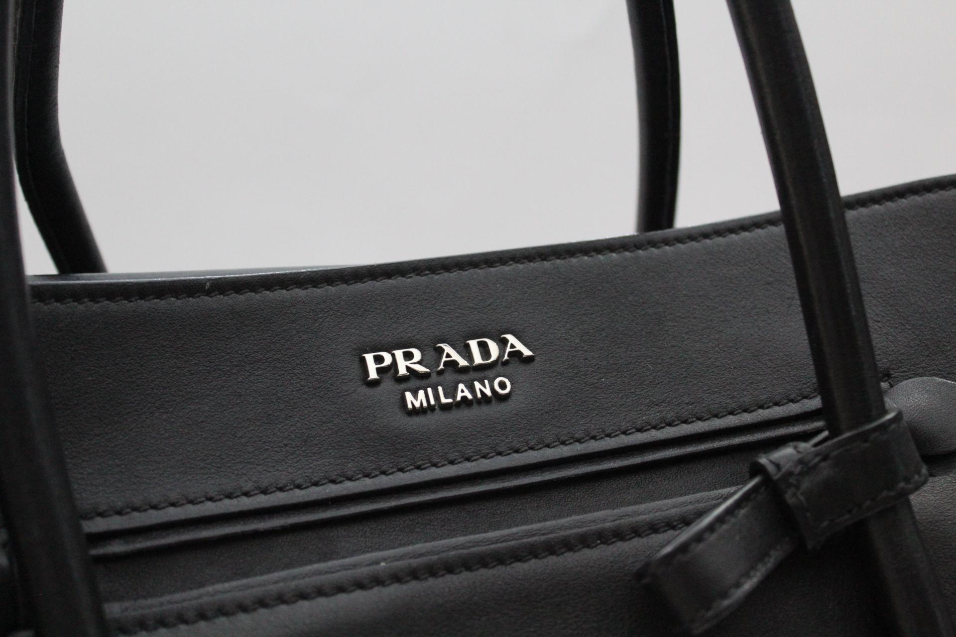 
Prada elegant bag in smooth black leather. Practical and light, this shopper is ideal for work but also for simple walks. Equipped with a long strap can be worn on the shoulder. Silver trims. Excellent conditions.
