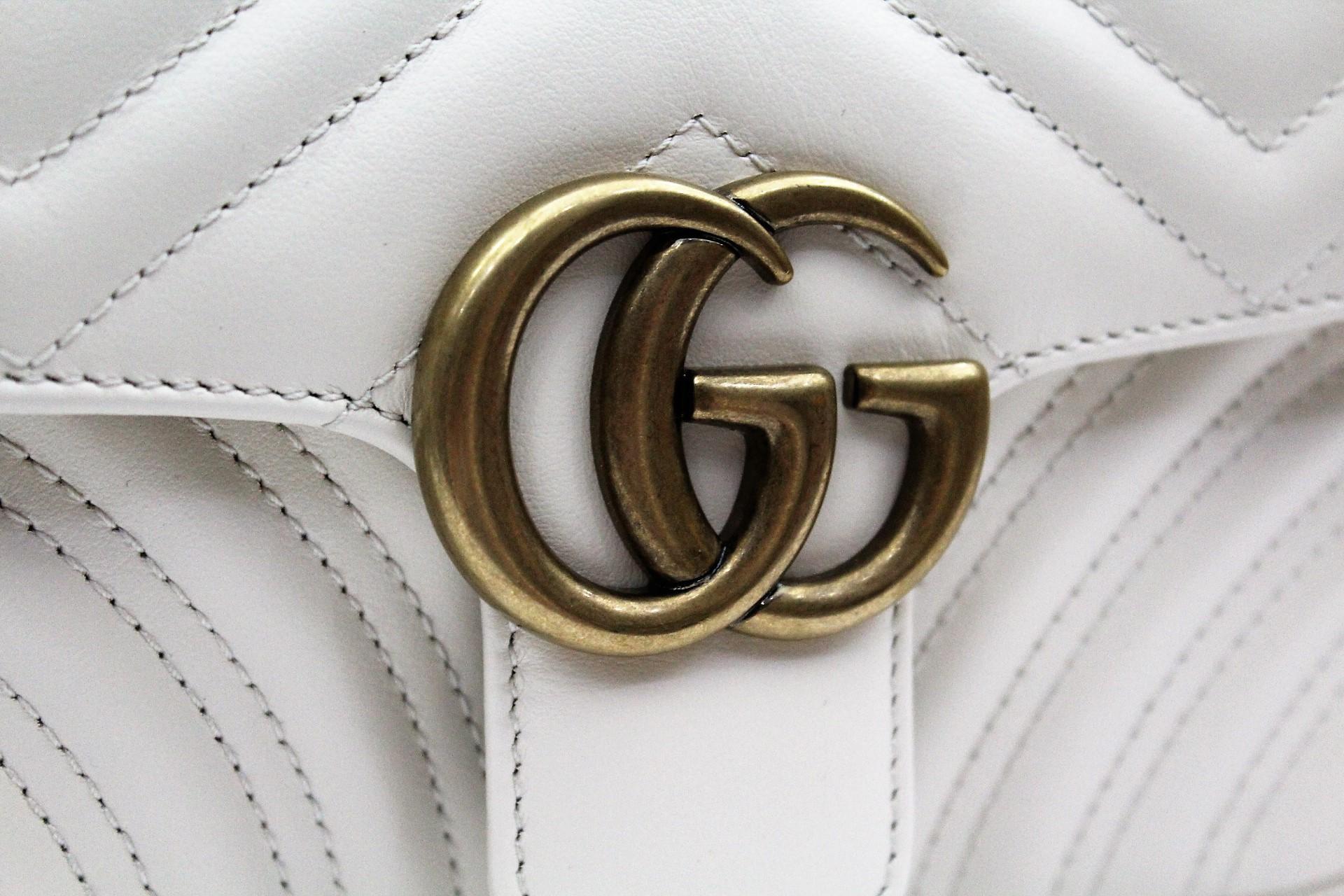 
The bag of the moment! Gucci Marmont in the mini measure with pearl white color and golden hardware. Thanks to the sliding chain shoulder strap to be worn in several ways, it can be worn as a shoulder bag or handbag. Excellent conditions. We have