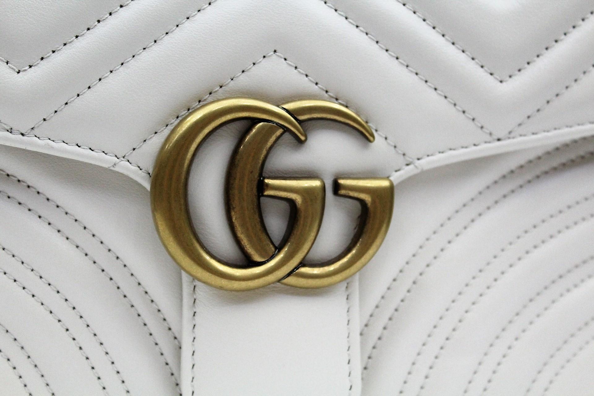 There is , in the Marmont family , this beautiful Gucci shoulder bag .
White matelassé
Web nylon shoulder
Gold Hardware
Chevron Style
Perfect conditions whit card and dust bag 