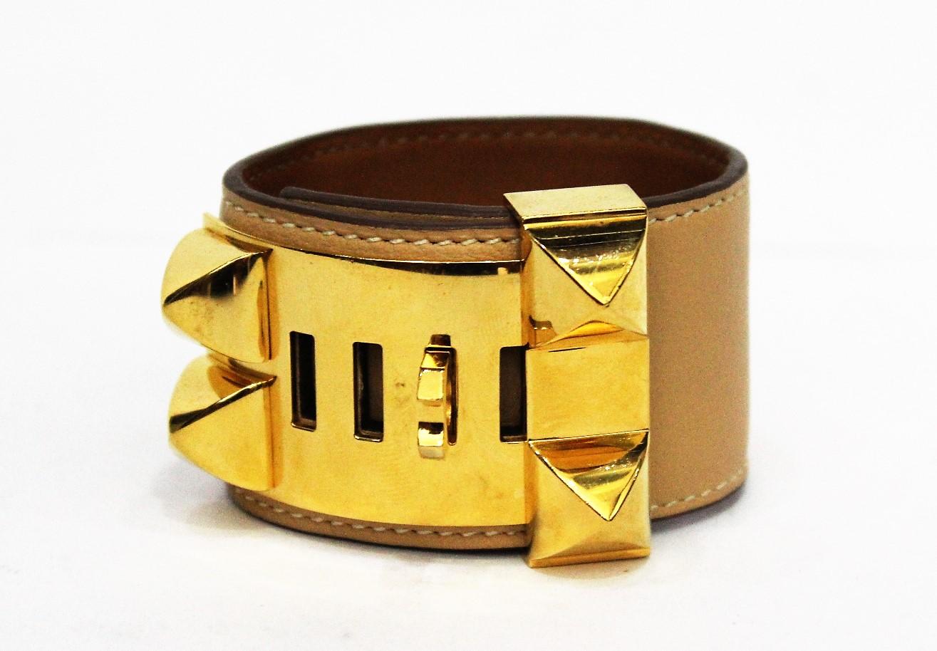 Hermes bracelet collier de chien 
Beige leather
Gold hardware 
Year 2012