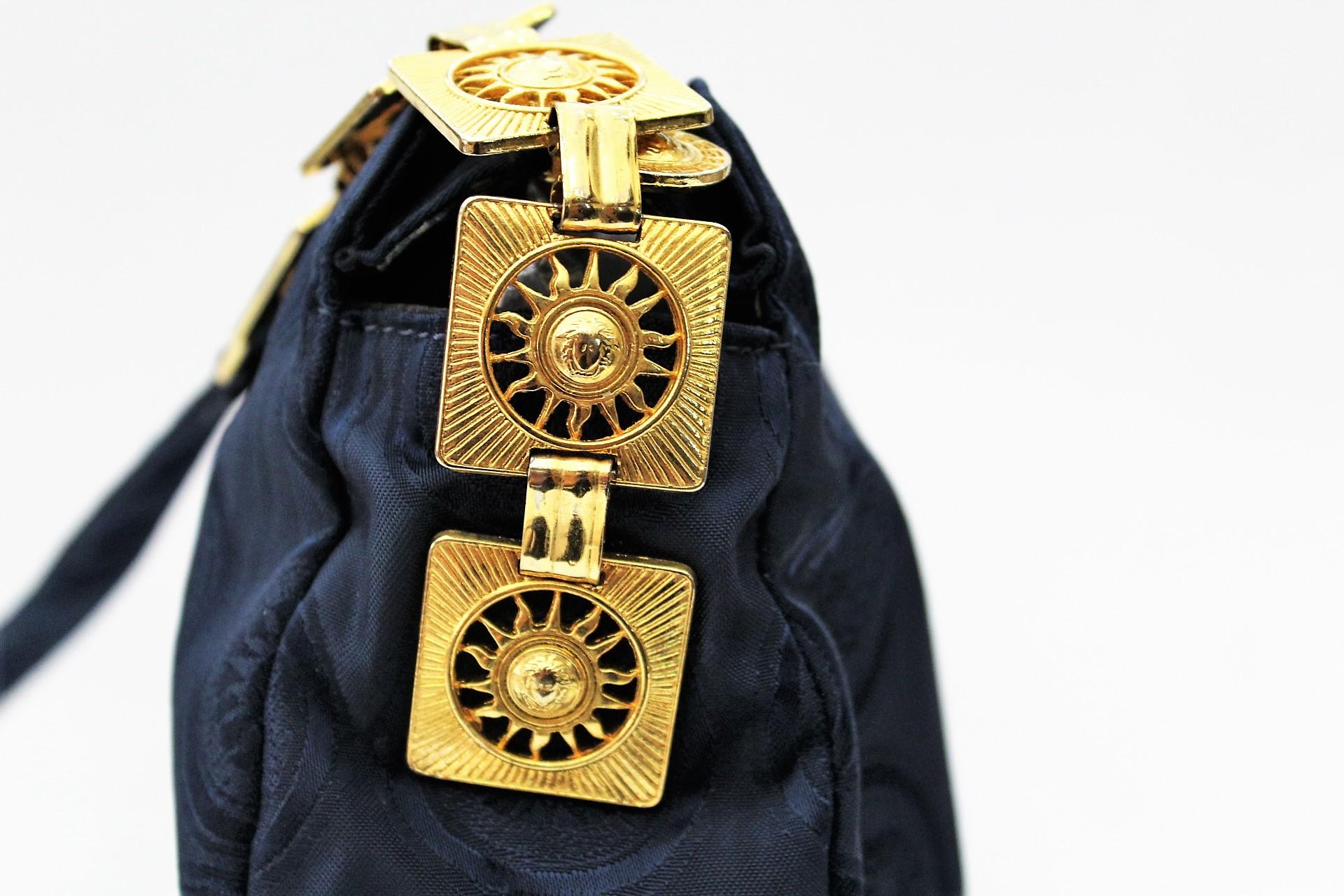 
Gianni Versace vintage bag. Shoulder model. In blue fabric.Zipper closure.
 Equipped with an inside pocket. The bag is in good condition.
Wearable both day and night thanks to the golden detail.