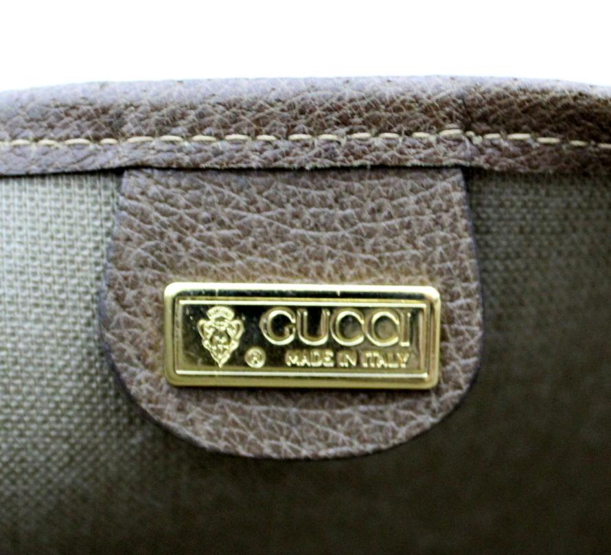 
Gucci Vintage document holder. In classic canvas, leather trim.
Closure with two bottini.Interno lined in canvas. Good conditions.