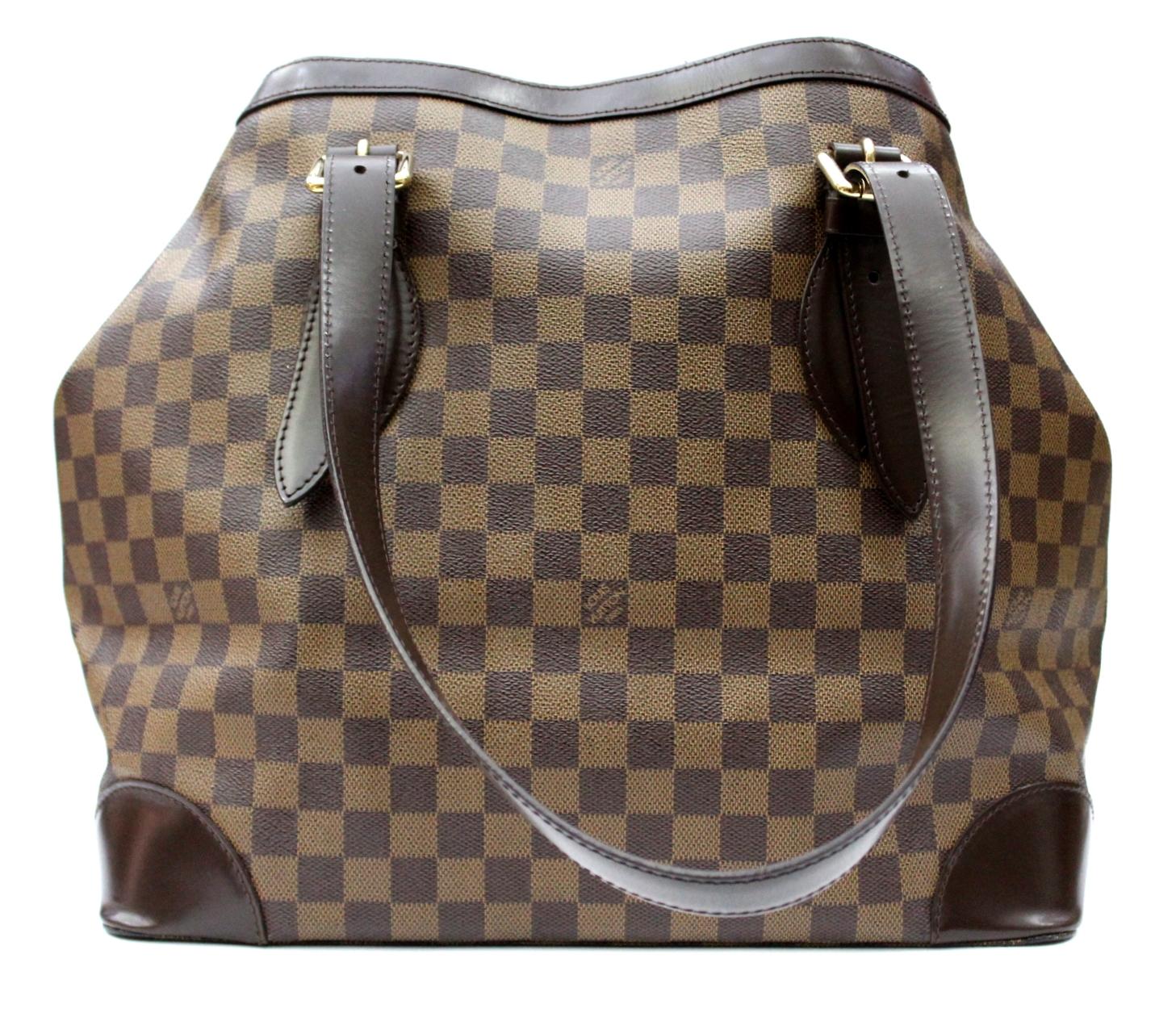 This Louis Vuitton Damier Canvas Hampstead MM Bag is the medium size of the Hampstead family and has fashion and functionality all rolled into one. With its expandable sides and roomy capacity, it is perfect for taking to the office or going