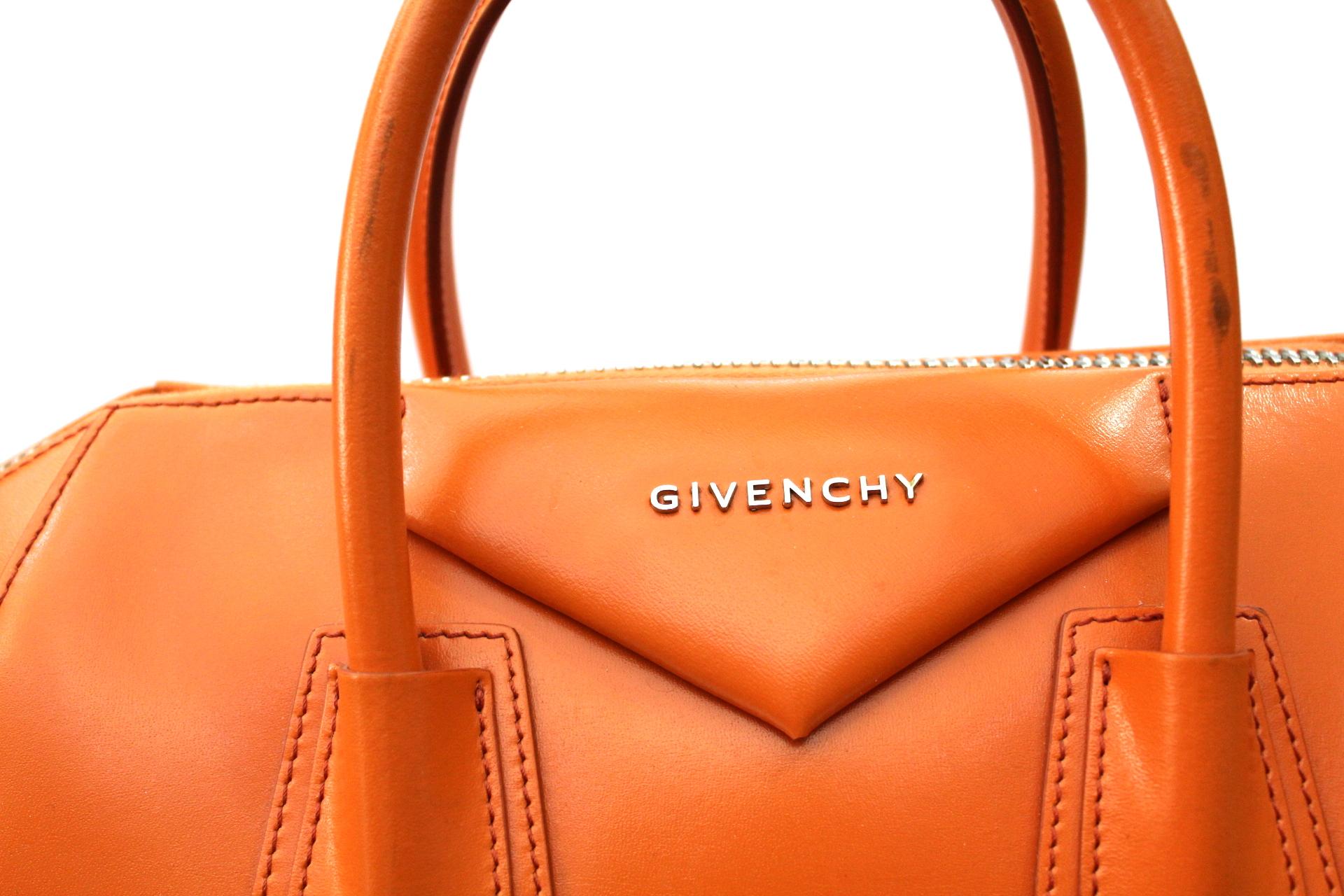 This Givenchy Medium Antigona features the distinctive envelope-shaped logo and a structured shape it is
well known to Givenchy lovers all over the world. It also has elegant silvertone details and metal details.
Two upper handles in rigid laminated