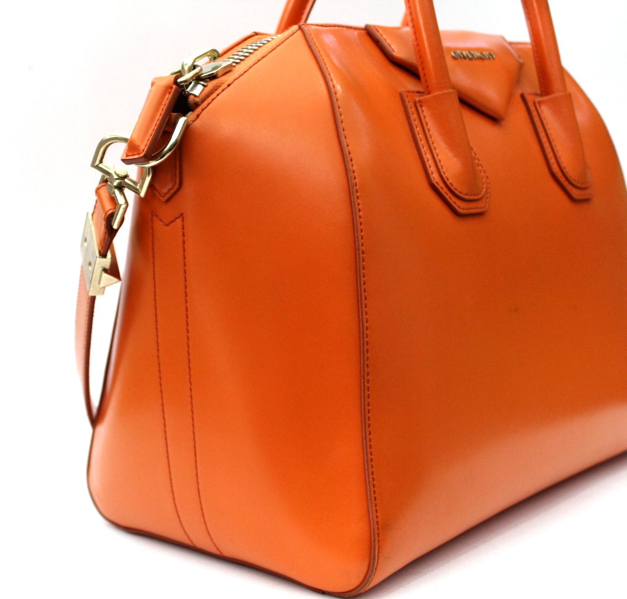 Givenchy Sugar Goatskin Leather Medium Antigona Bag In Excellent Condition In Torre Del Greco, IT