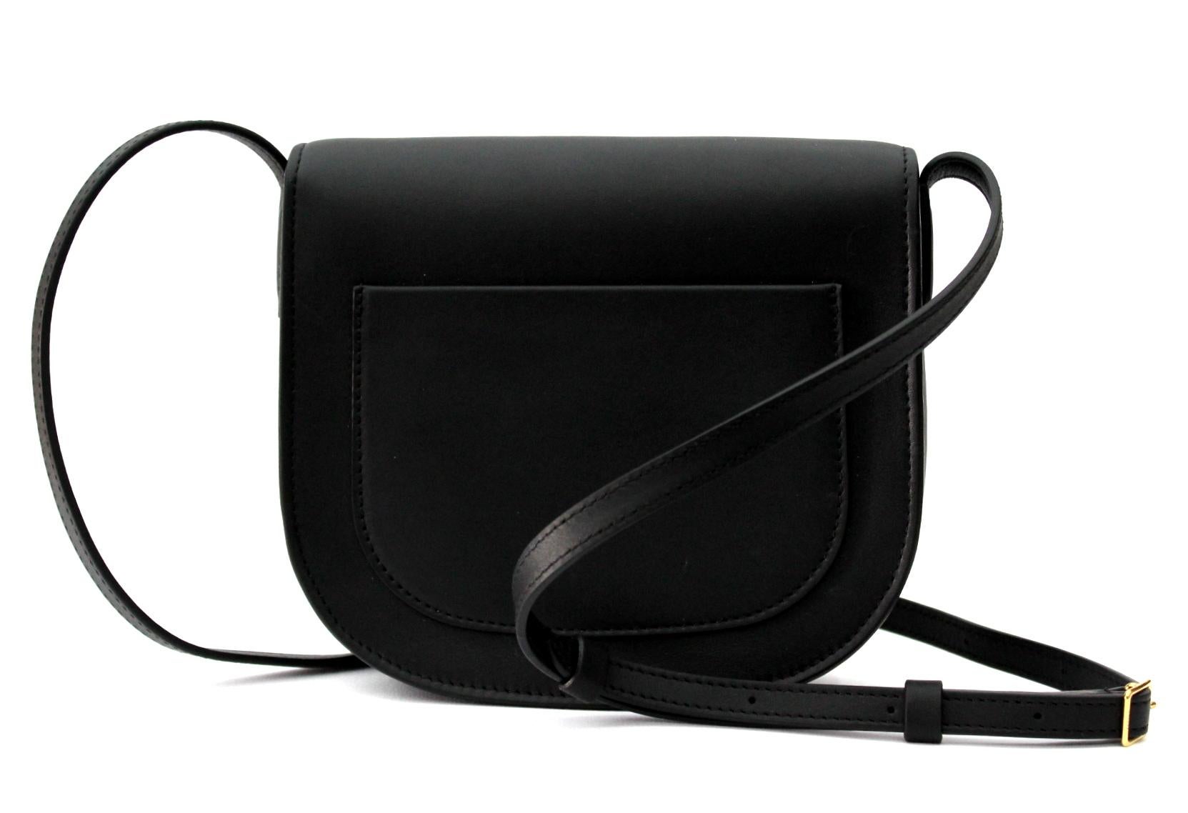This beautiful Trotteur small bag in black Celine leather is the perfect city bag. It features a shoulder strap long adjustable and a cute shape in the shape of a saddle bag. The interior is perfect for containing the essentials.
Golden hook