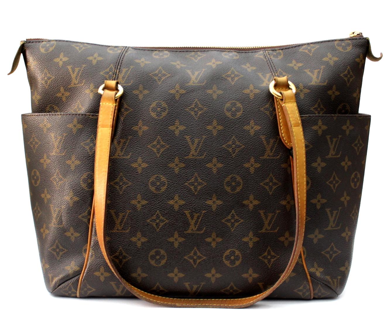 
The Louis Vuitton Monogram Canvas Totally MM bag is among the newest Louis Vuitton handbags and is particularly striking in Monogram Canvas. It features a large but light design with an extra spacious interior and two large side pockets. This is a