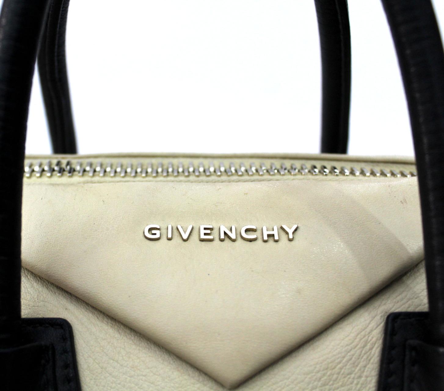 This Givenchy Medium Antigona folder, in beige with black finishes, has the characteristic logo in the shape of envelope and a structured form that is well known to Givenchy lovers all over the world. Two upper handles in stiff leather and a longer