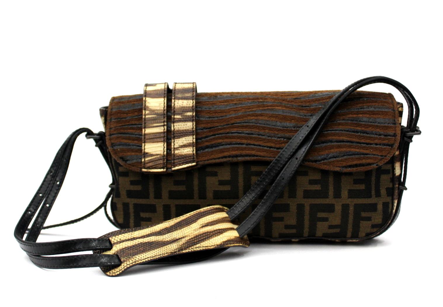 Brown fendi bag with tiger print. In canvas with dark brown leather details.
Wearable on the shoulder thanks to the leather handle, internally discreetly capacious.
Magnetic button closure. Small but very detailed. Excellent condition.