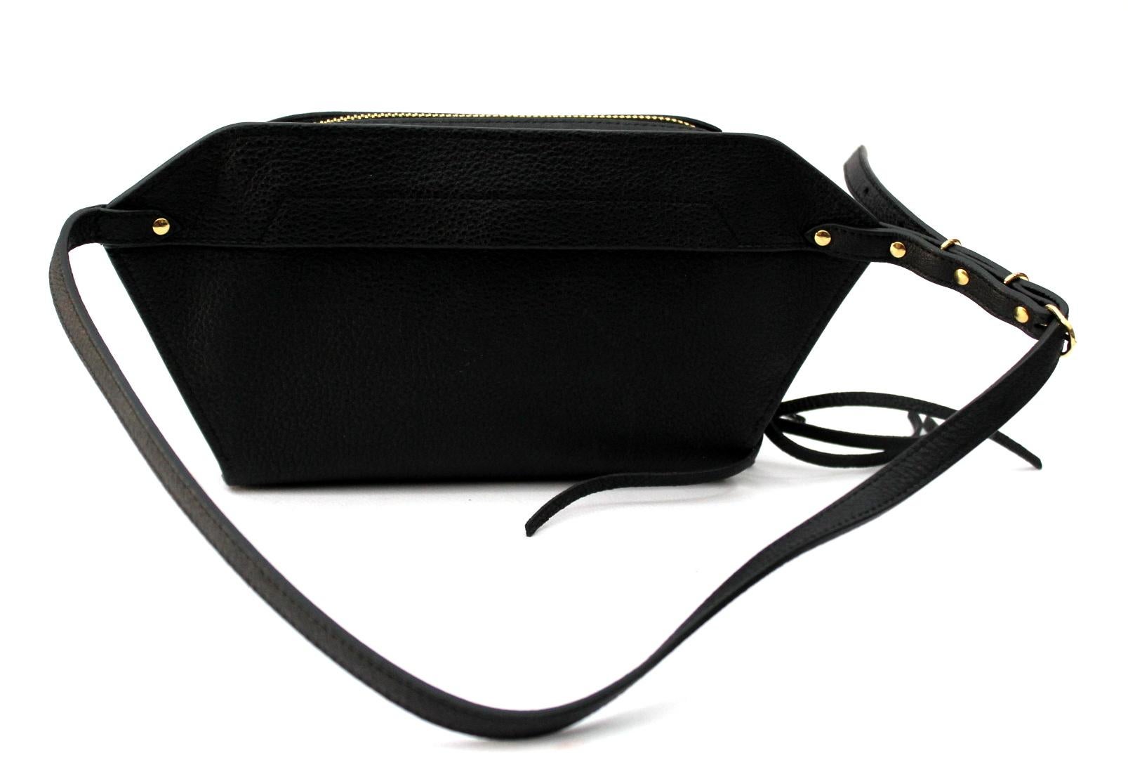 Balenciaga belt bag in black leather with gold hardware.
Zipper closure. Thin and adjustable belt.
Internally equipped with pockets.
Equipped also with two external pockets, one on the front and the other on the back.
VERY GOOD CONDITION!
