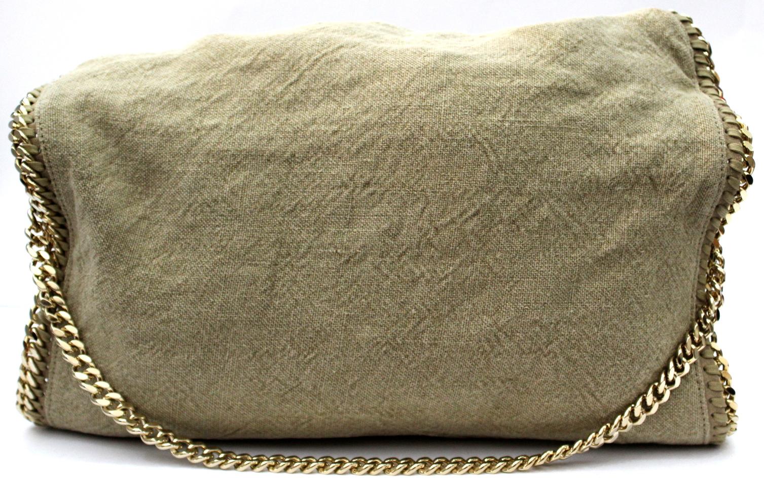
Stella McCartney Falabella model in beige linen.
Equipped with 3 chains that allow you to wear it in different ways.
Large size, internally capacious.
Very good condition!