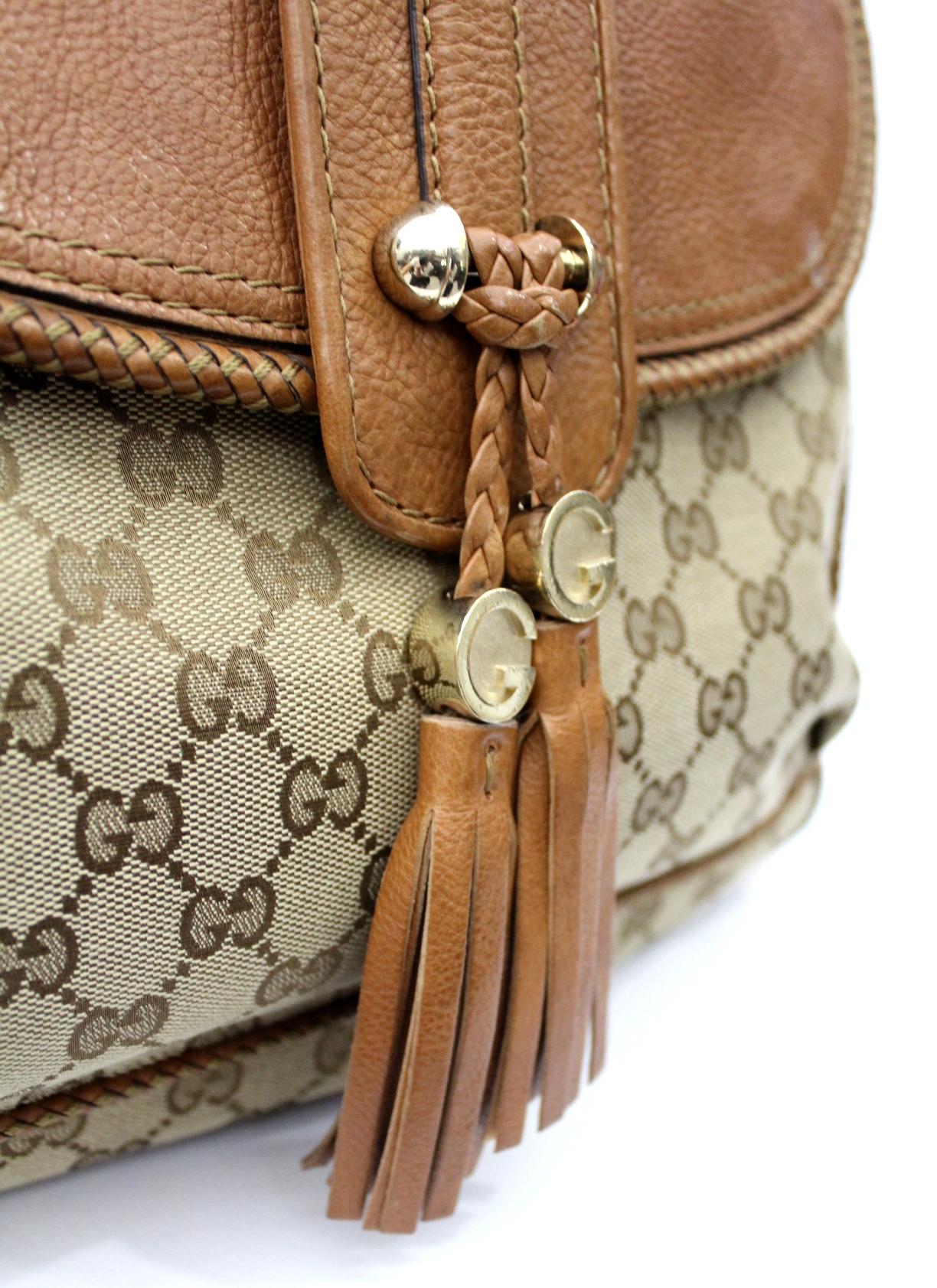 Gucci bag, Marrakech model, in the classic GG logo and in camel-colored leather.
Wearable on the shoulder thanks to its leather handle.
Closure with magnetic button, internally capacious and equipped with various pockets (has some stains).Externally