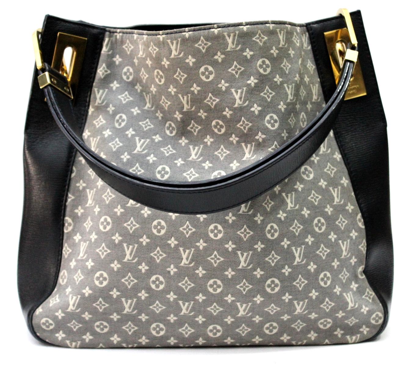 Louis Vuitton bag from the Mini Lin line, in canvas and blue leather, with gold hardware.
This marvel is wearable on the shoulder thanks to its leather handle.
It is not equipped with closures, internally large and equipped with pockets.
The bag,