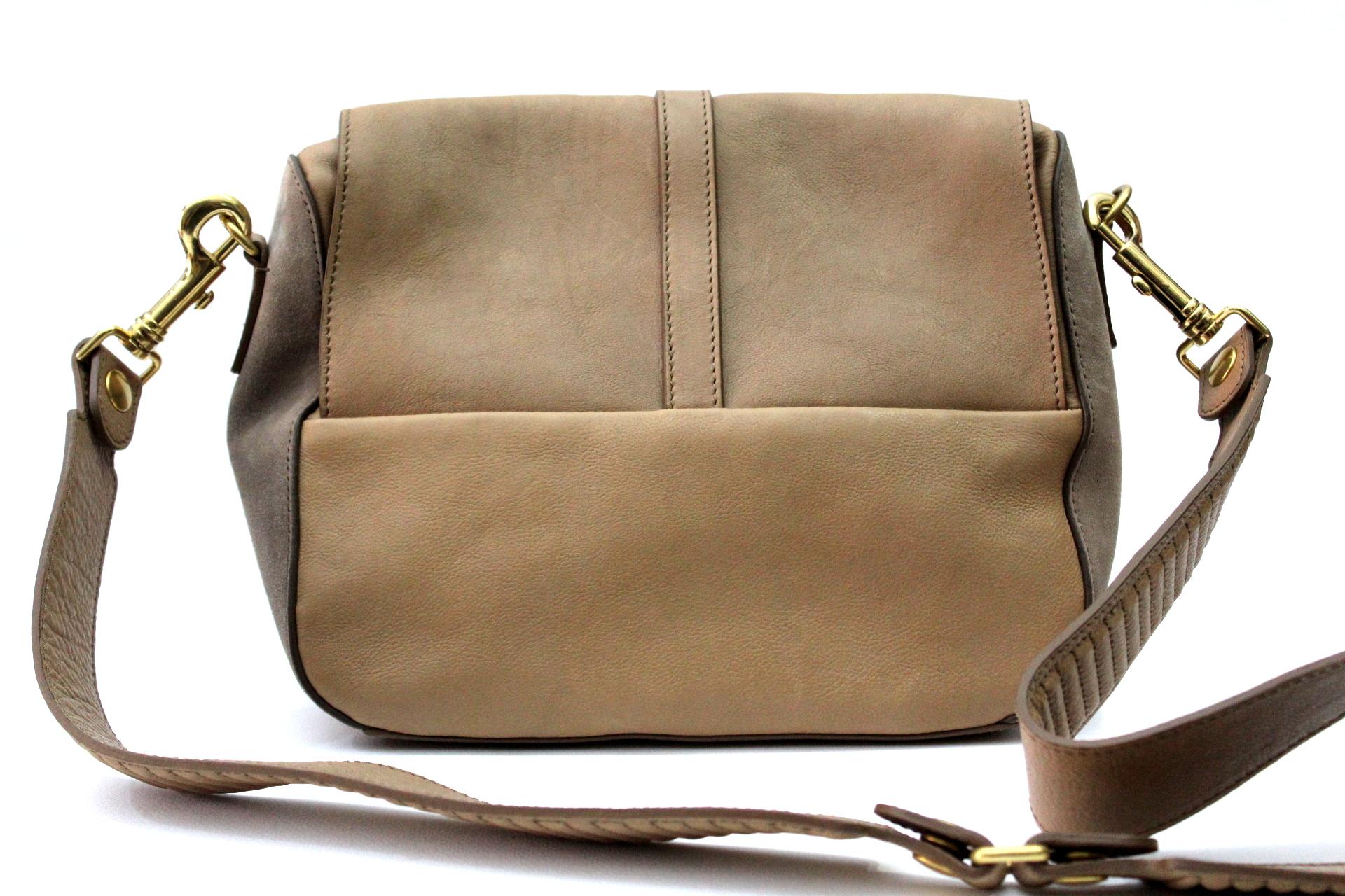 Cèline handbag in camel colored leather and suede, with gold hardware.
Closure with hook.Internally discreetly large and equipped with pockets.
Wearable on the shoulder or shoulder strap thanks to the leather shoulder strap.

CONDITIONS LIKE NEW!