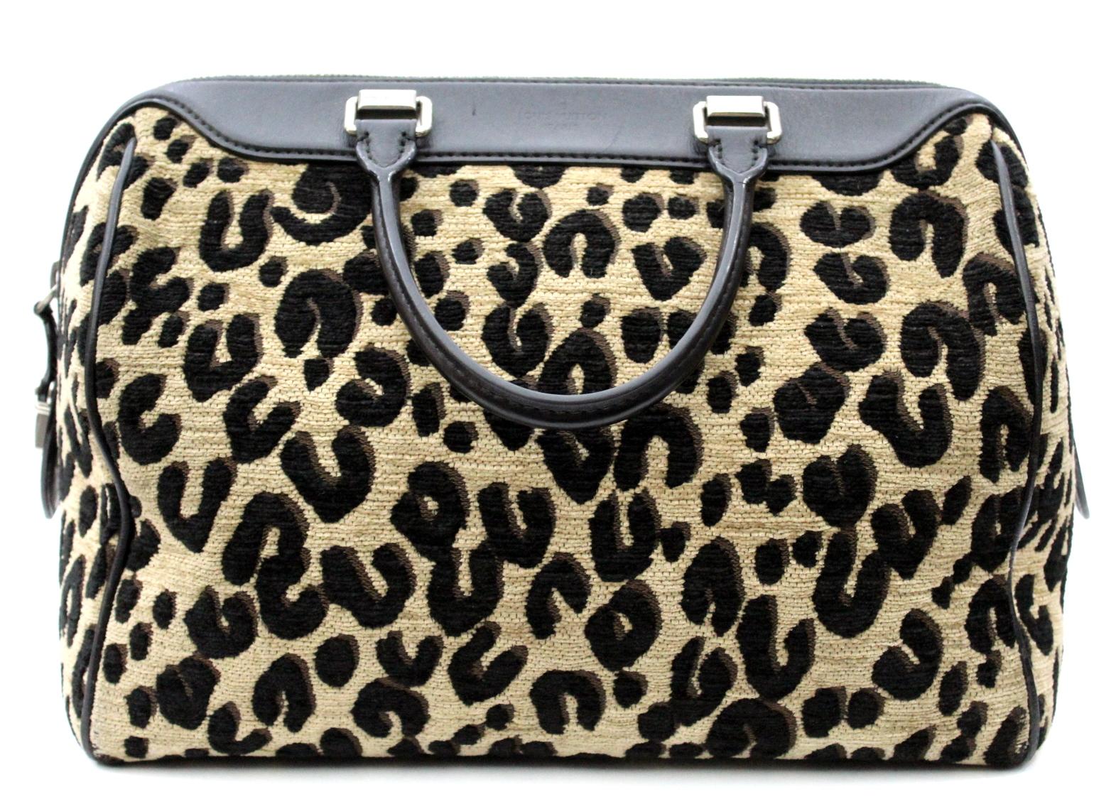Inspired by the vintage glamour of train travel from years gone by, the 2012-2013 Fall/Winter runway collection had exotic shapes, luxurious leather and bold patterns. This stunning Leopard Speedy features an structured Speedy shape with gorgeous