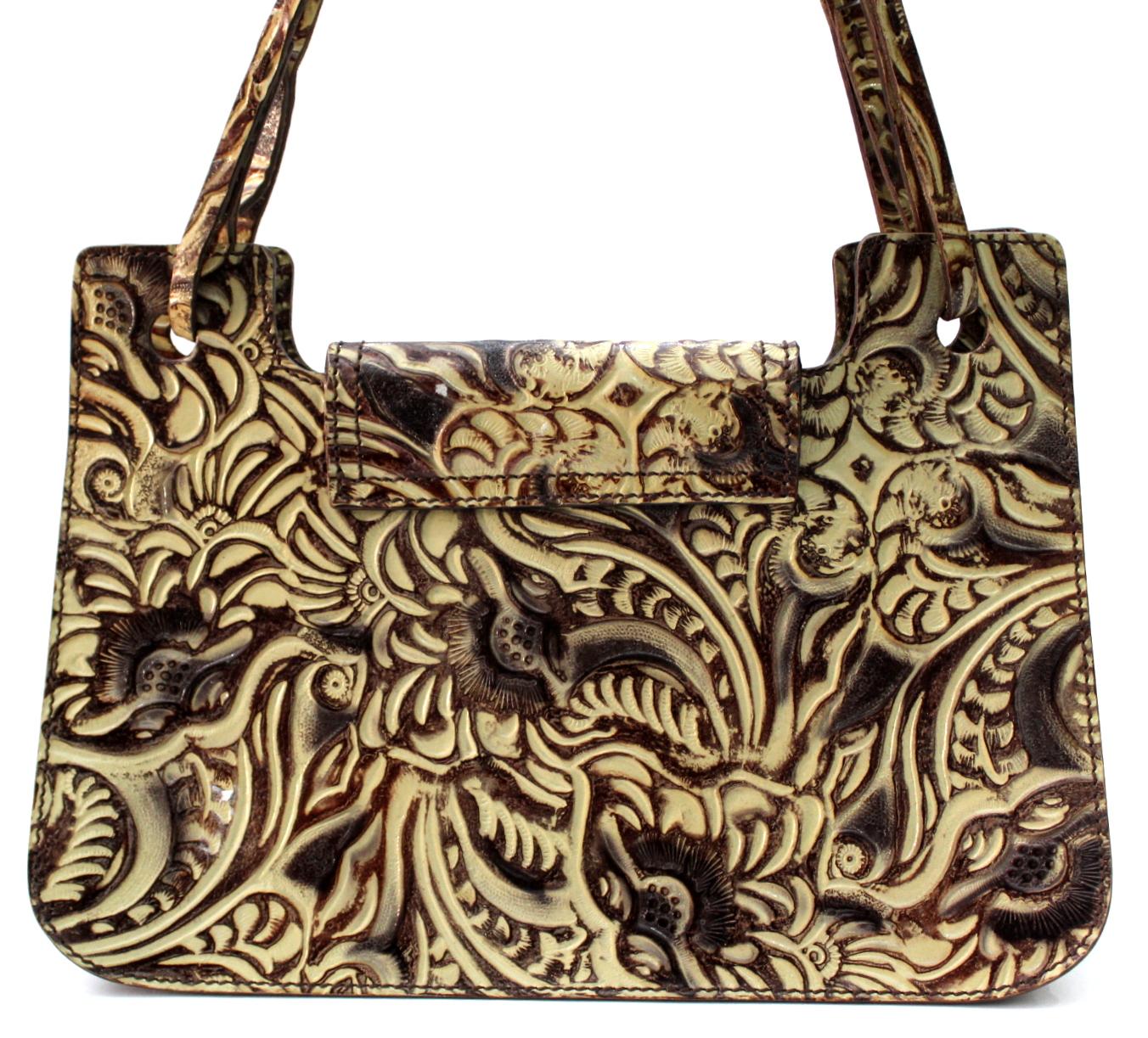 Fendi natural leather embossed bag with floral pattern . The interior is lined with green silk with a slit pocket.
Limited series. In very good condition.