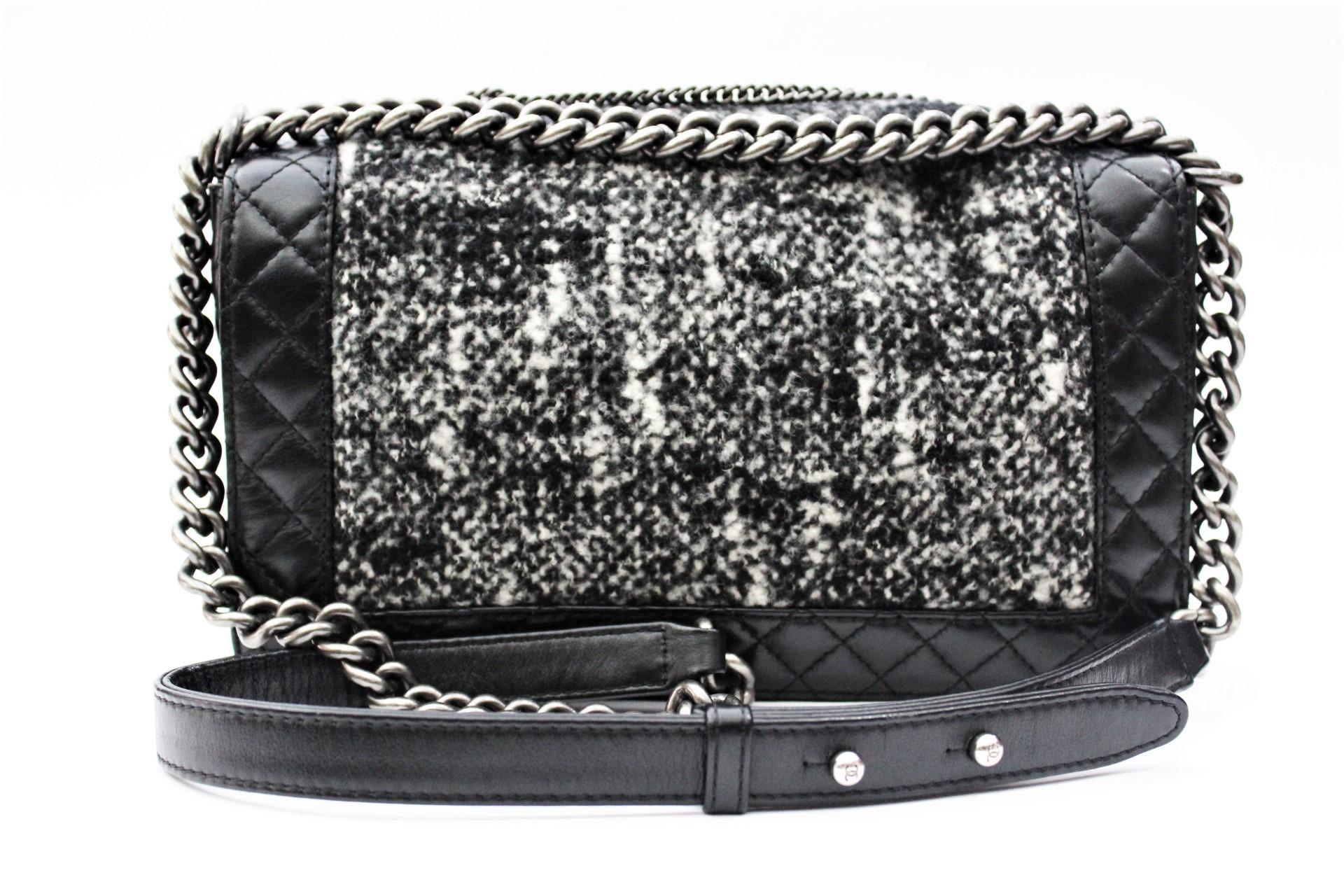 CHANEL Black Leather and Wool Tweed Enchained Medium Boy Bag In Excellent Condition In Torre Del Greco, IT