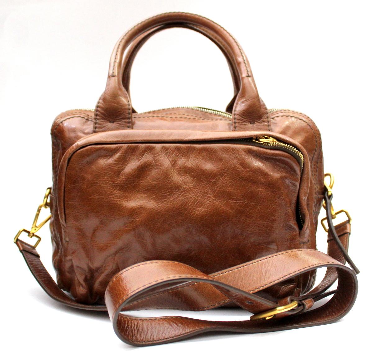 Prada bag made of rosewood-colored calf leather. It is already from three compartments that the answer is very functional. Also equipped with a long adjustable shoulder strap is perfect for everyday use. Very good condition, with card and dustba