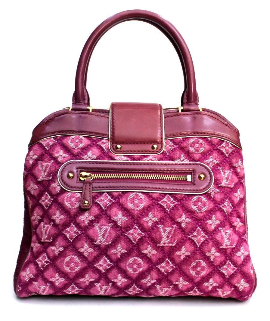 
Elegant bag made of quilted fuchsia monogram denim and fuchsia leather, with details in calf fur. The bag features top handles in laminated leather with brass links, a vertical zip pocket facing up and a front pocket with a kiss closure, both with