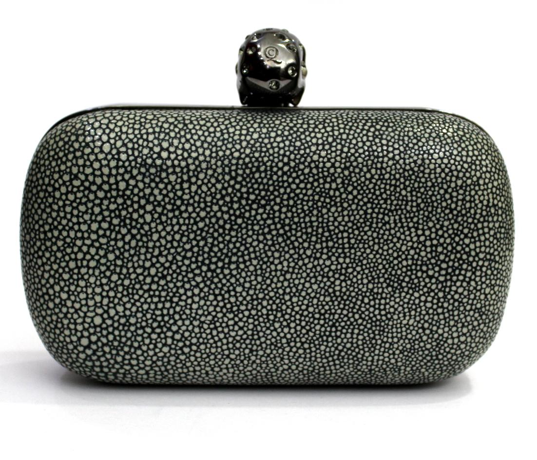 Alexander McQueen clutch bag comfortable and elegant.
Fancy leather with skull studded with glitter like clasp closure.
VERY GOOD CONDITION!