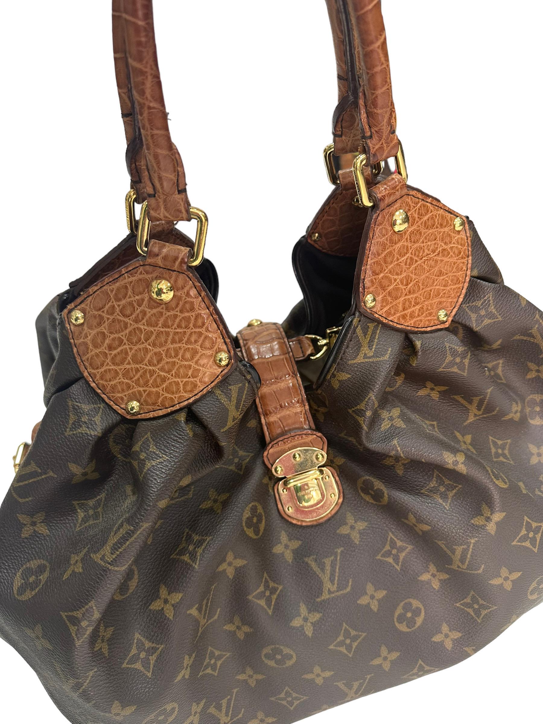 Shoulder bag signed Louis Vuitton, Surya model in limited edition, made of monogram canvas with alligator inserts and golden hardware.
The product is equipped with an interlocking closure, internally lined in brown leather, very roomy and equipped