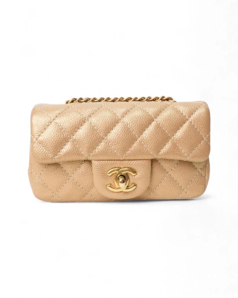 Borsa firmata Chanel, linea Timeless nella misura mini, realizzata in pelle caviar perlata oro con hardware dorato. Dotata di una patta frontale con classico logo del brand “CC” e chiusura a girello, internamente rivestita in pelle liscia tono su