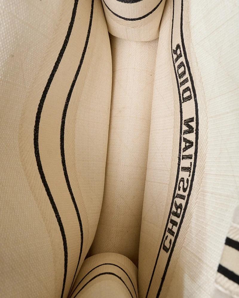 Dior Book Tote Large Montone Cannage Ecrù en venta 3