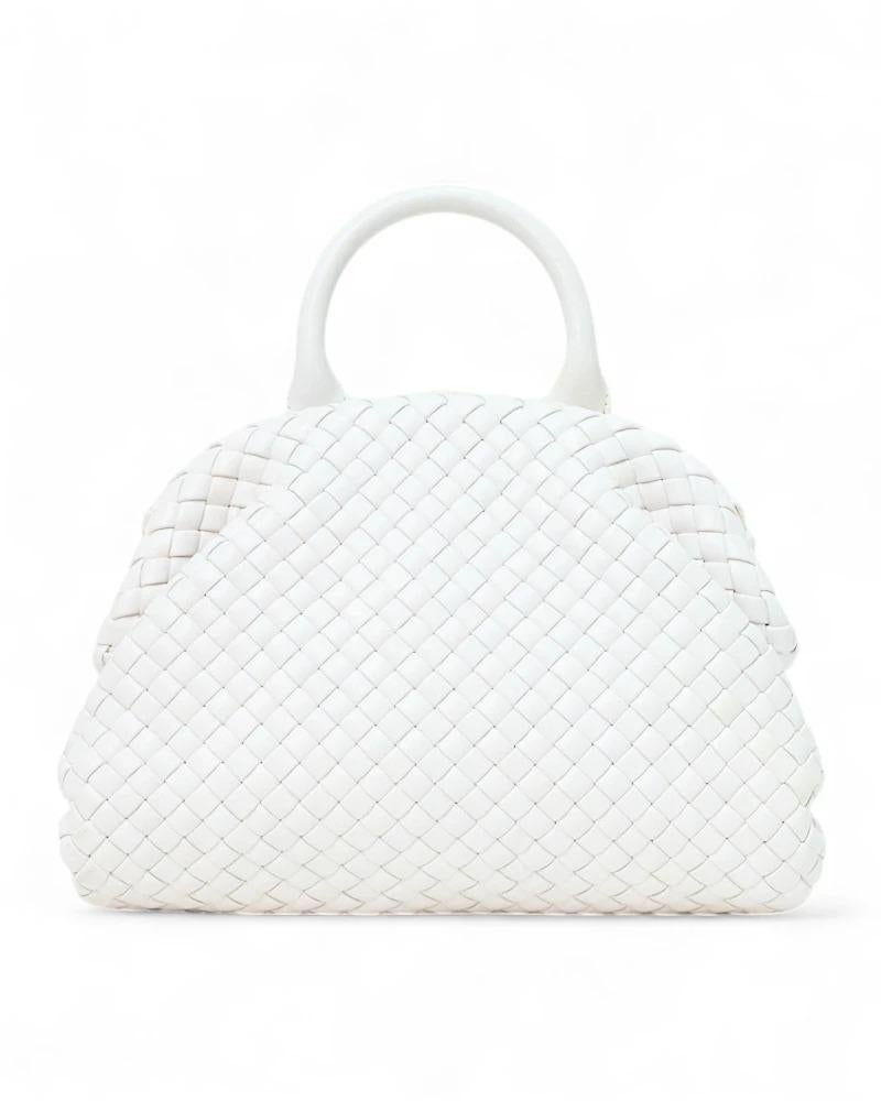 Borsa firmata Bottega Veneta, modello Handle nella misura small, realizzata in pelle intrecciata bianca con hardware dorato. Dotata di una chiusura superiore ad incastro, internamente rivestita in pelle tono su tono, la borsa si presenta abbastanza