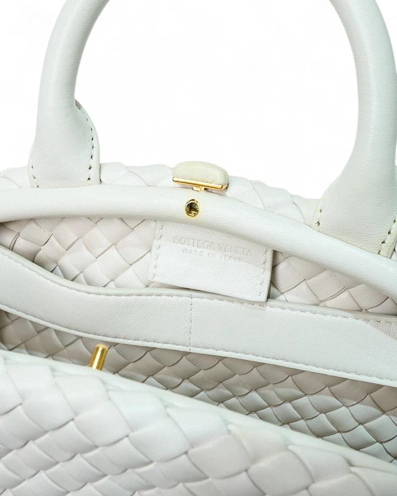 Bottega Veneta Handle Small Intrecciata Bianca in vendita 11