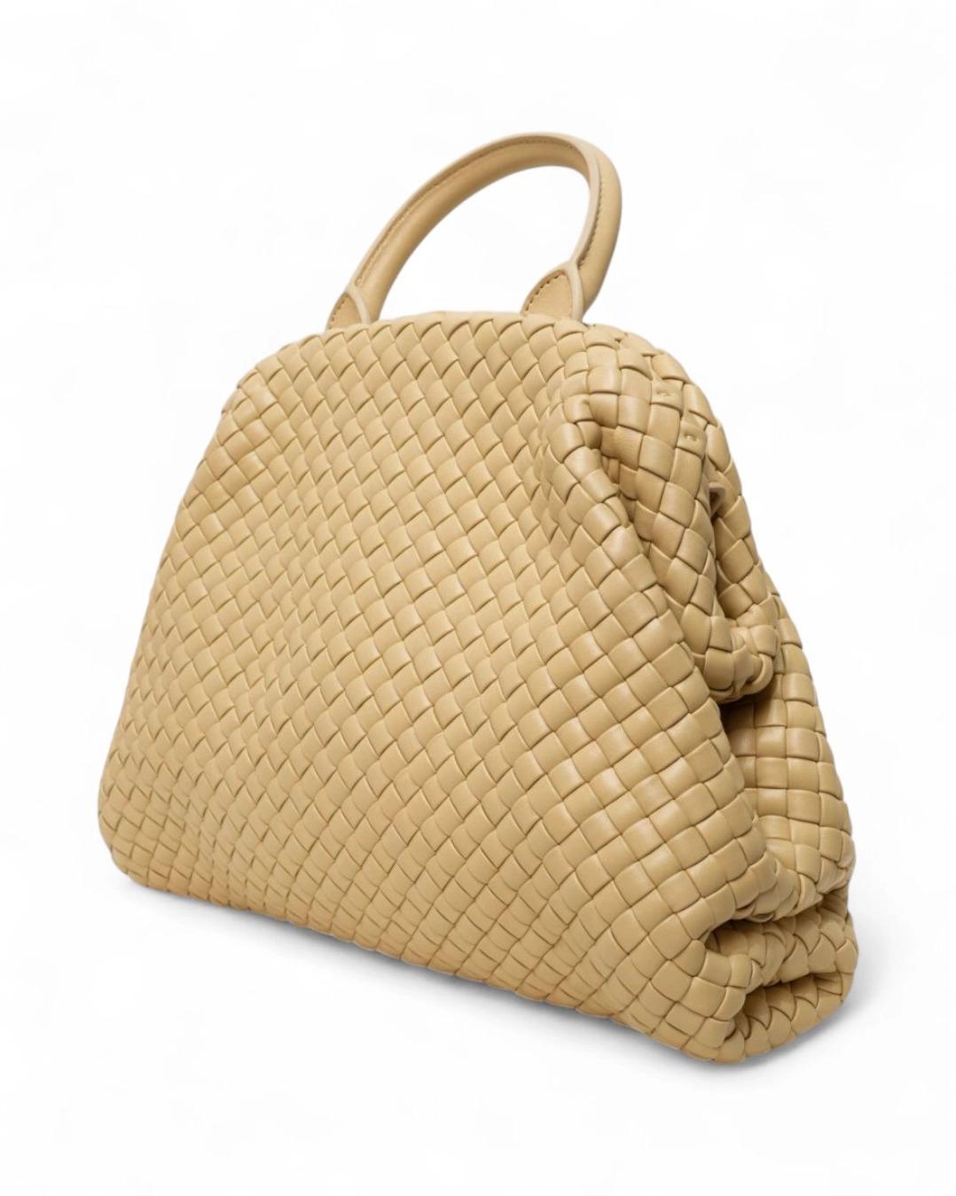 Borsa firmata Bottega Veneta, modello Handle nella misura medium, realizzata in pelle intrecciata beige con hardware dorato. Dotata di una chiusura superiore ad incastro, internamente rivestita in pelle tono su tono, la borsa si presenta abbastanza