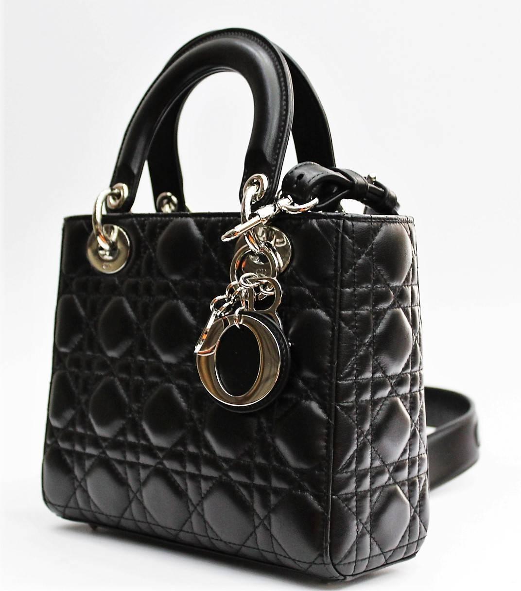 
From  the current collection This My Lady Dior is sensational in. Made of black lamb with Cannage stitching. It presents silver-plated metal jewelery and a wide customizable shoulder strap with Dior buttons. It is worn over the shoulder, shoulder