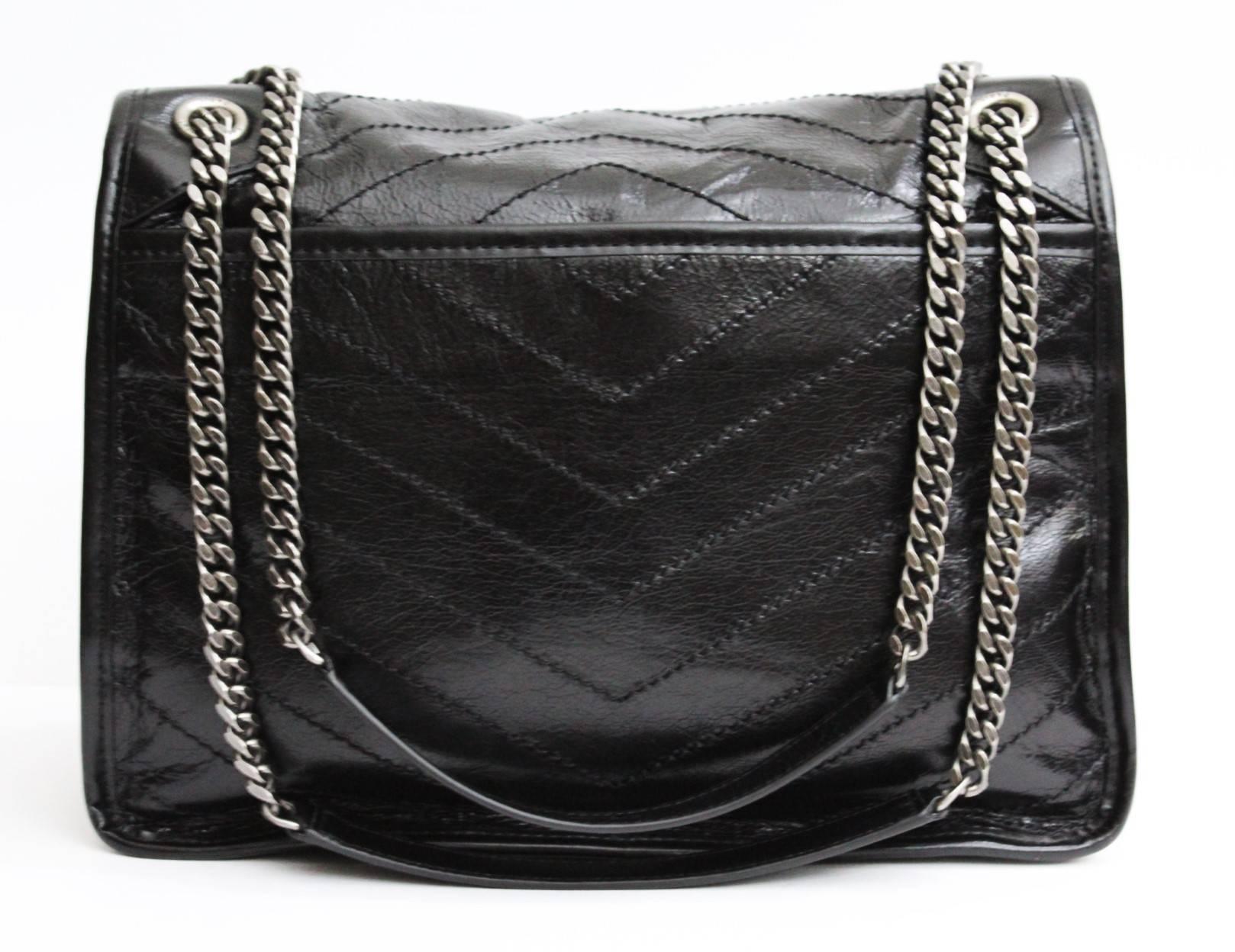 
YSL niki bag in the large size . It is made of black calf leather. It has a double chain that can be carried in two ways, one shoulder or crossbody . Excellent bag also for everyday thanks to its comfort, in fact it has a large central pocket, a