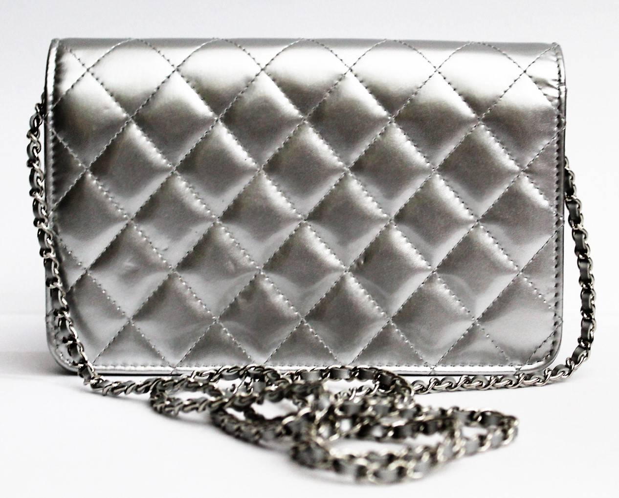 Beautiful Chanel with silver leather and hardware. It is a clutch and at same time a shoulder bag. Inside has two pockets, one with eight compartments for the credit card and one with a zip closure . The conditions are like new. We have dustbag,