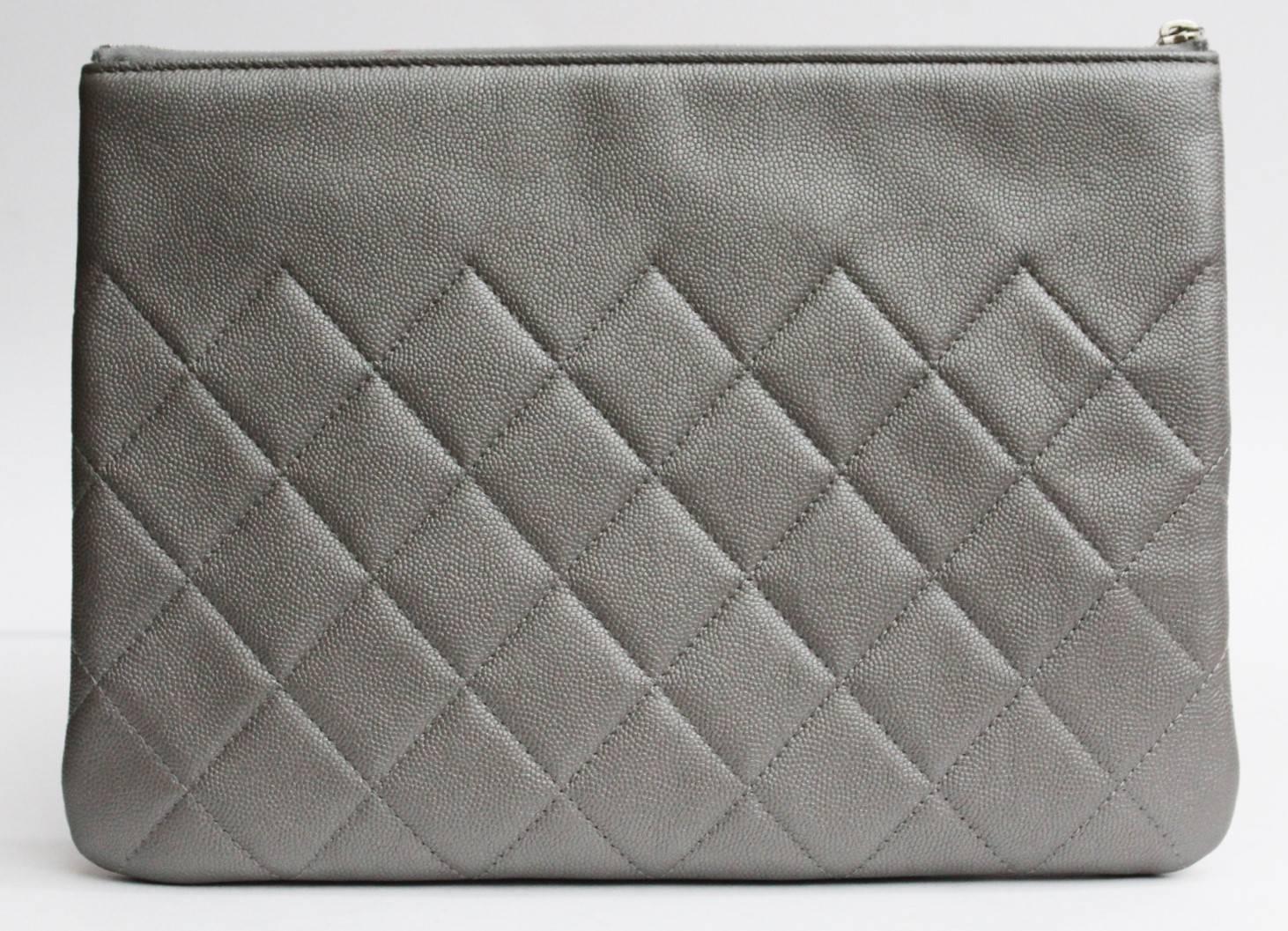 Chanel Silver Grained Pochette collection 2017 In Excellent Condition In Torre Del Greco, IT