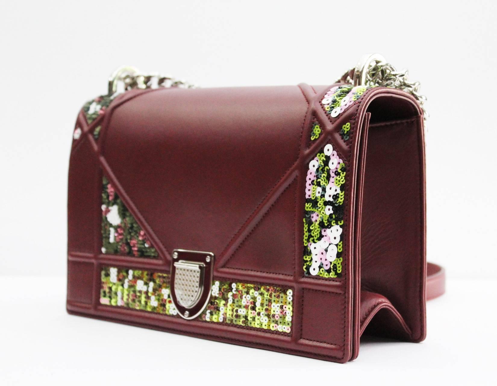 Fantastic Christian Dior bag from tha family Diorama. It is in lambskin leather of bordeaux color and funny sequins.