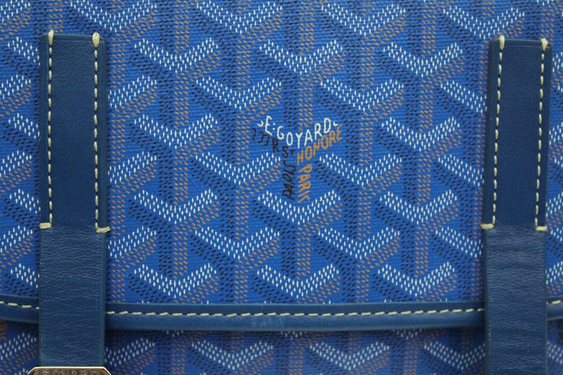 L'un des sacs les plus célèbres de Goyard:: le messager Belvedere. Dans un magnifique imprimé bleu royal:: ce sac est pratique et à la mode pour elle et pour lui.
