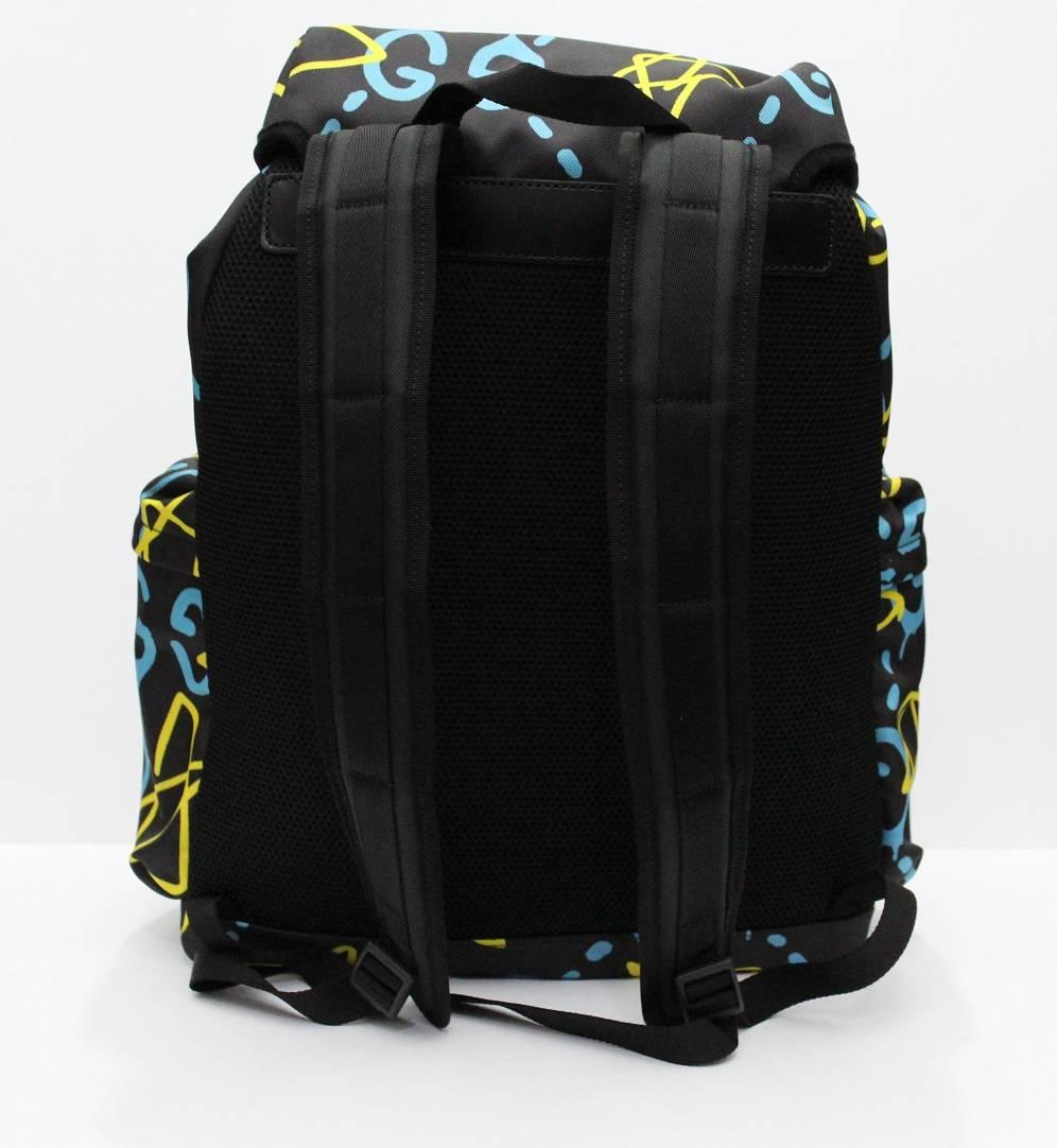 Fantastic Gucci backpack in technical fabric directed by the graffiti ghost line. It is equipped with three external pockets, two on the sides and one on the flap. Internally it is super capacious in order to tell everyone about problems without