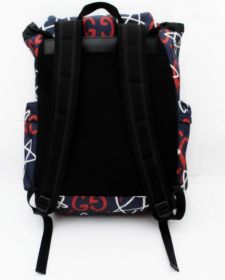 
Fantastic Gucci backpack in technical fabric directly from the graffiti ghost line. It is equipped with three external pockets, two on the sides and one on the flap. Internally it is super capacious so as to transport everything with you without