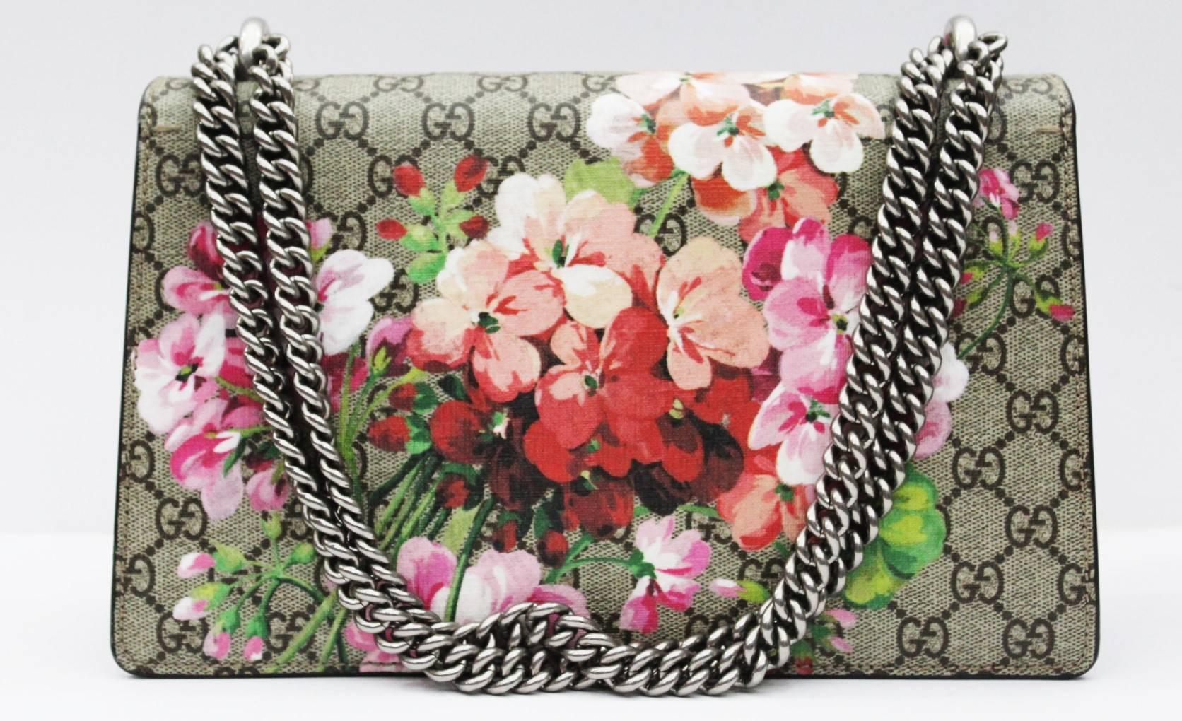Beautiful Bag Gucci, the model is Dionysus and the size is the small. GG Supreme fabric, material with reduced environmental impact, with Blooms print and antique pink suede detail. Antique silver-colored finishes. Closing with pin and lateral