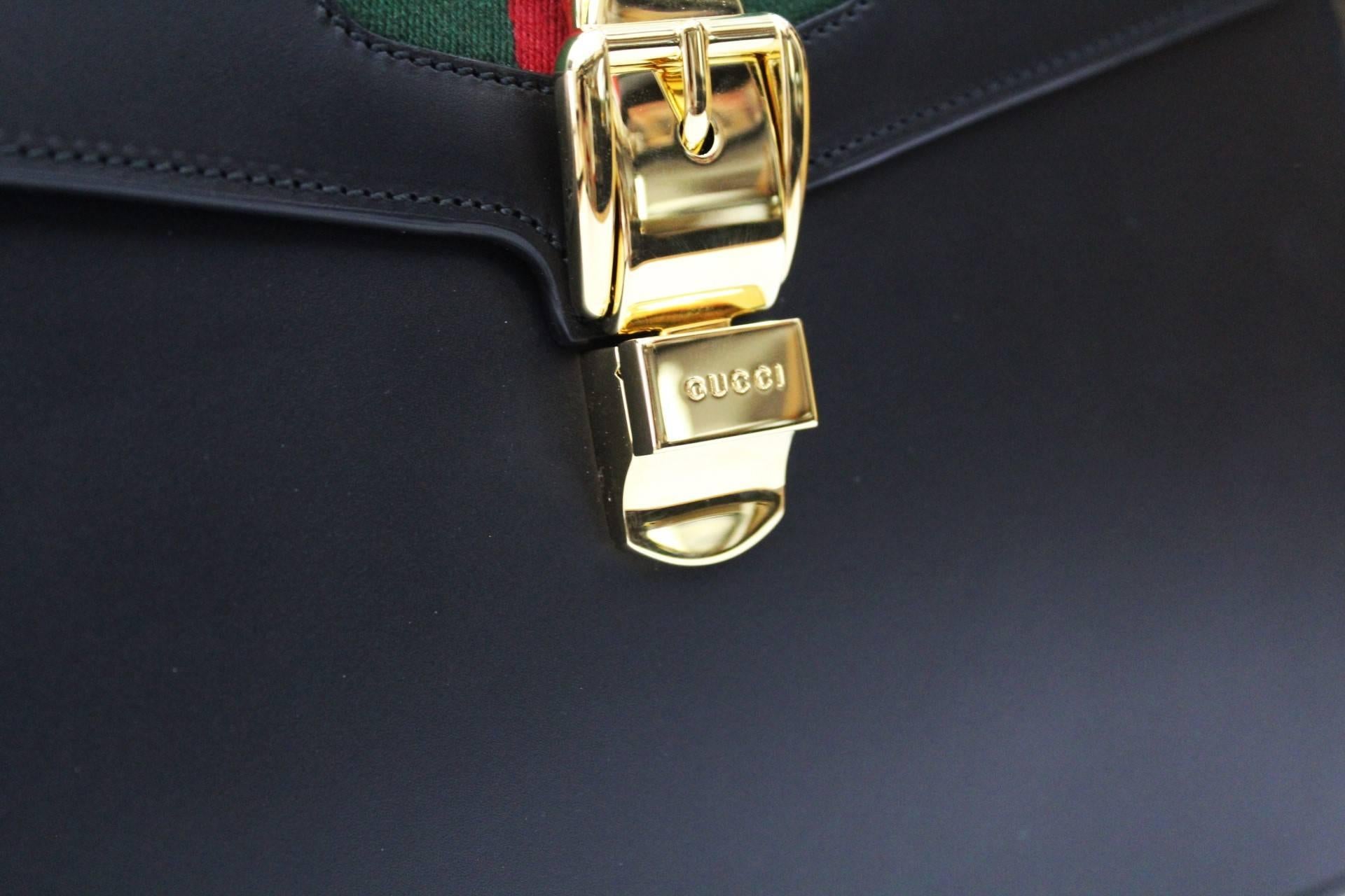 Sylvie bag from the last collection of Gucci . This is a beautiful top handle bag in smooth leather with nylon Web embedded and a gold chain .
Detachable shoulder strap with 42cm drop.
Microfiber lining with a suede-like finis