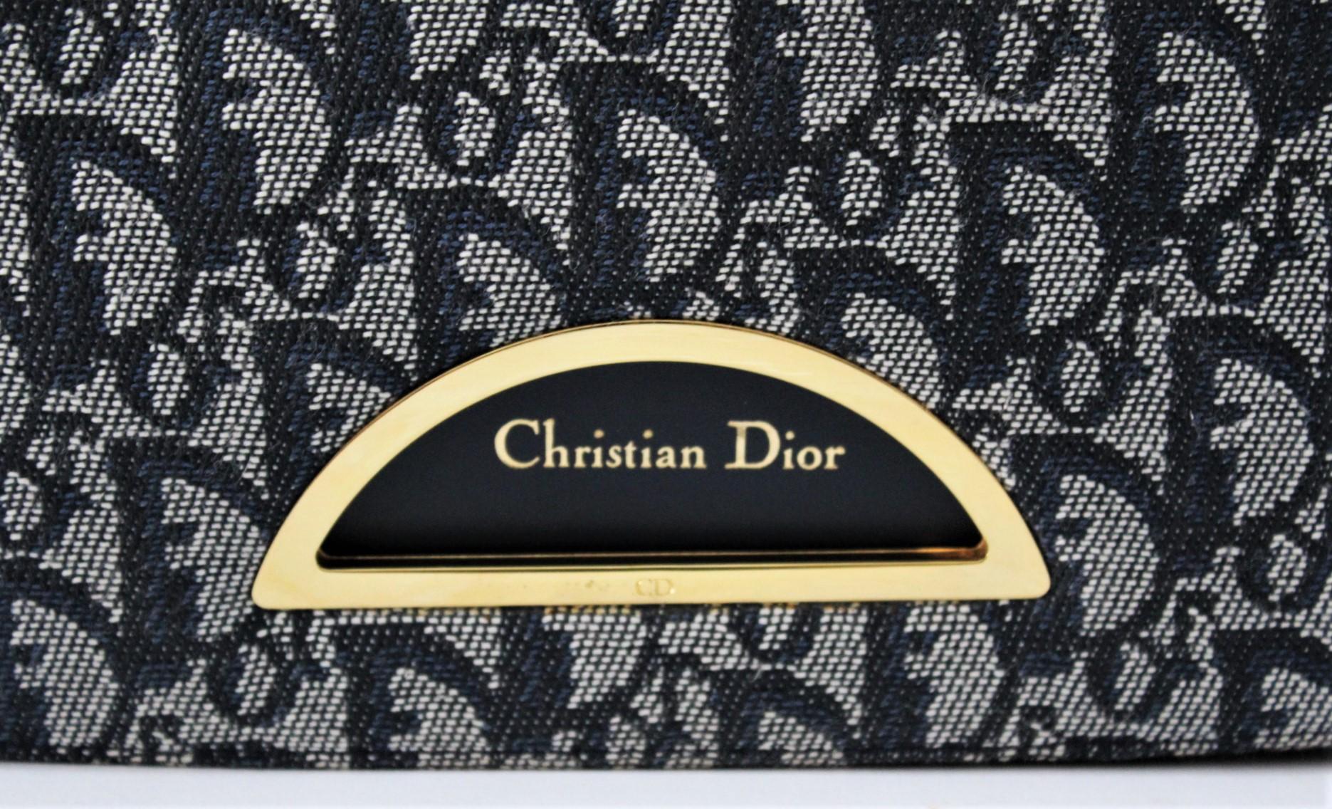 
Dior bag with a vintage style but currently very trendy. The branded fantasy revived this year is proving very popular among bloggers and with them all the fans. Made in canvas with leather handle. Magnetic flap. Gold hardware. Excellent conditions.