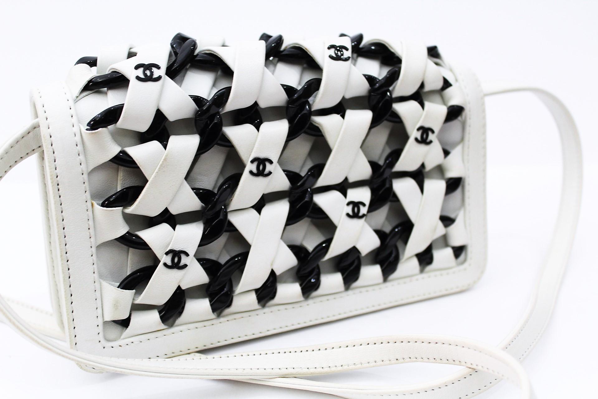 Chanel White Leather Interlaced Chain Mini Clutch Bag In Excellent Condition In Torre Del Greco, IT