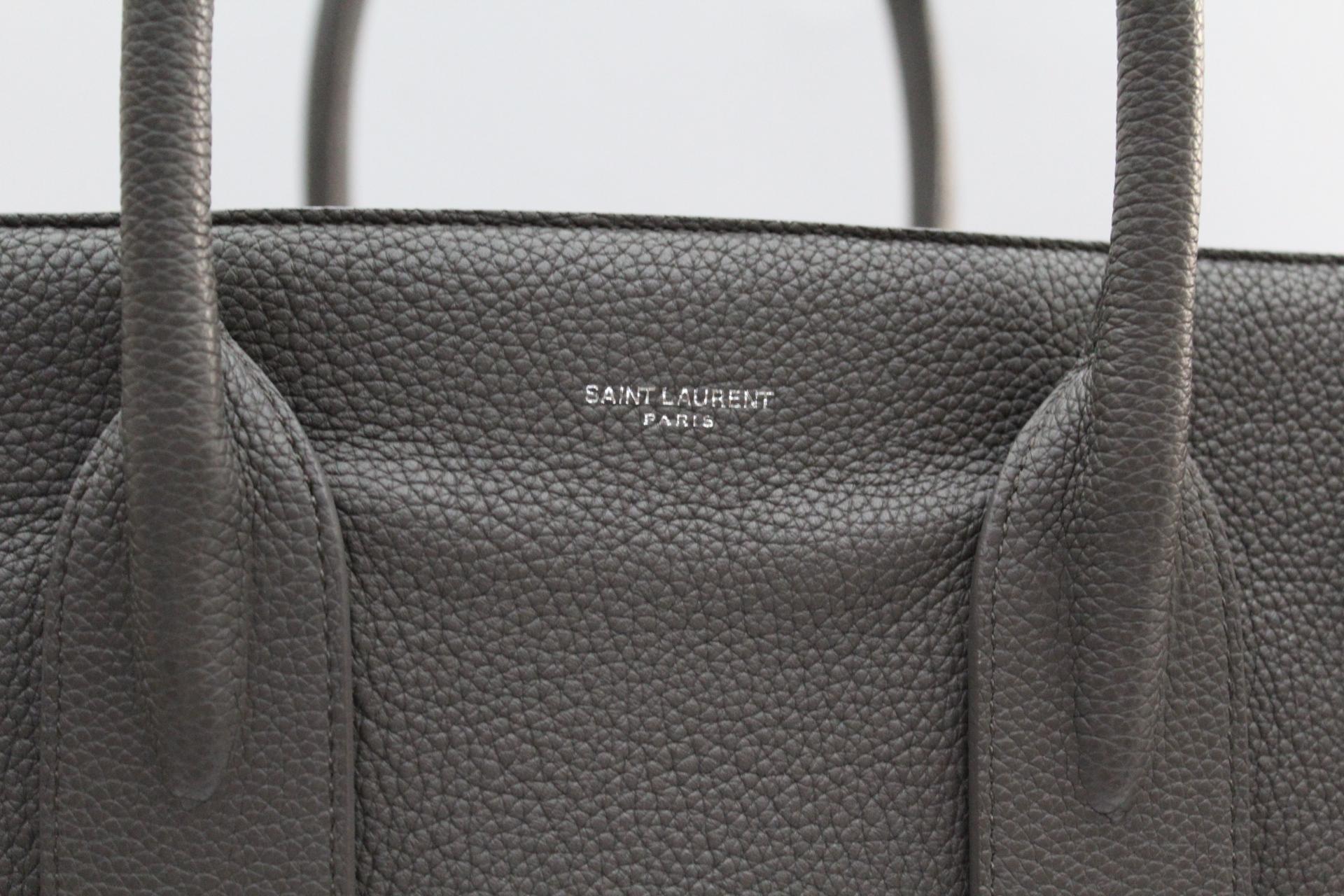 
Saint Laurent Sac De Jour Souple bag in asphalt-colored textured leather. Elegance and simplicity this bag is a real jewel that will embellish every outfit. It is equipped with a long removable shoulder strap in leather. Internally, it has a