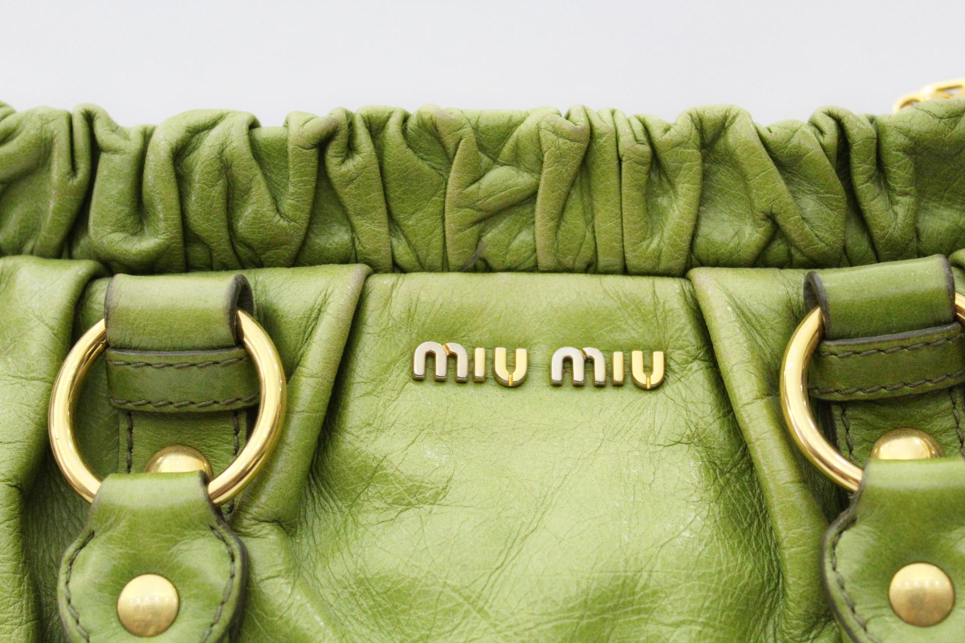 
Grasped Miu Miu bag. Apple green leather. Adjustable and removable shoulder strap.
Wearable also by hand thanks to the two leather handles.
Gold inserts. Equipped with an inside zip pocket.
Good condition, presents only some internal stain.