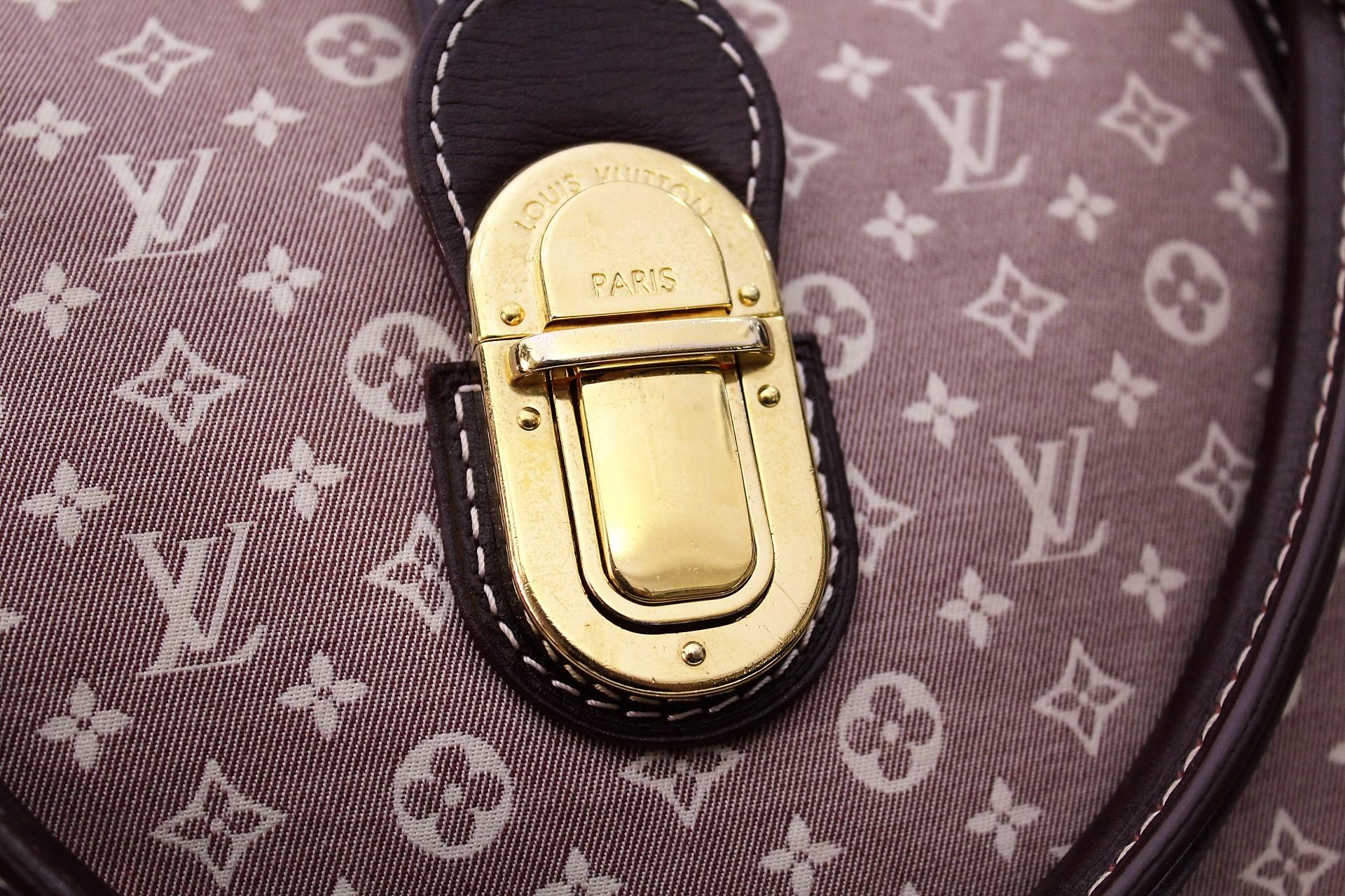 Louis Vuitton Mini Lin Romance Hobo Fusain bag.
Lightweight fabric in sepia with burgundy leather trim and golden details.
Zipper closure and safety strap with snap button.
It has a lot of interior space for all your daily essentials
its versatility