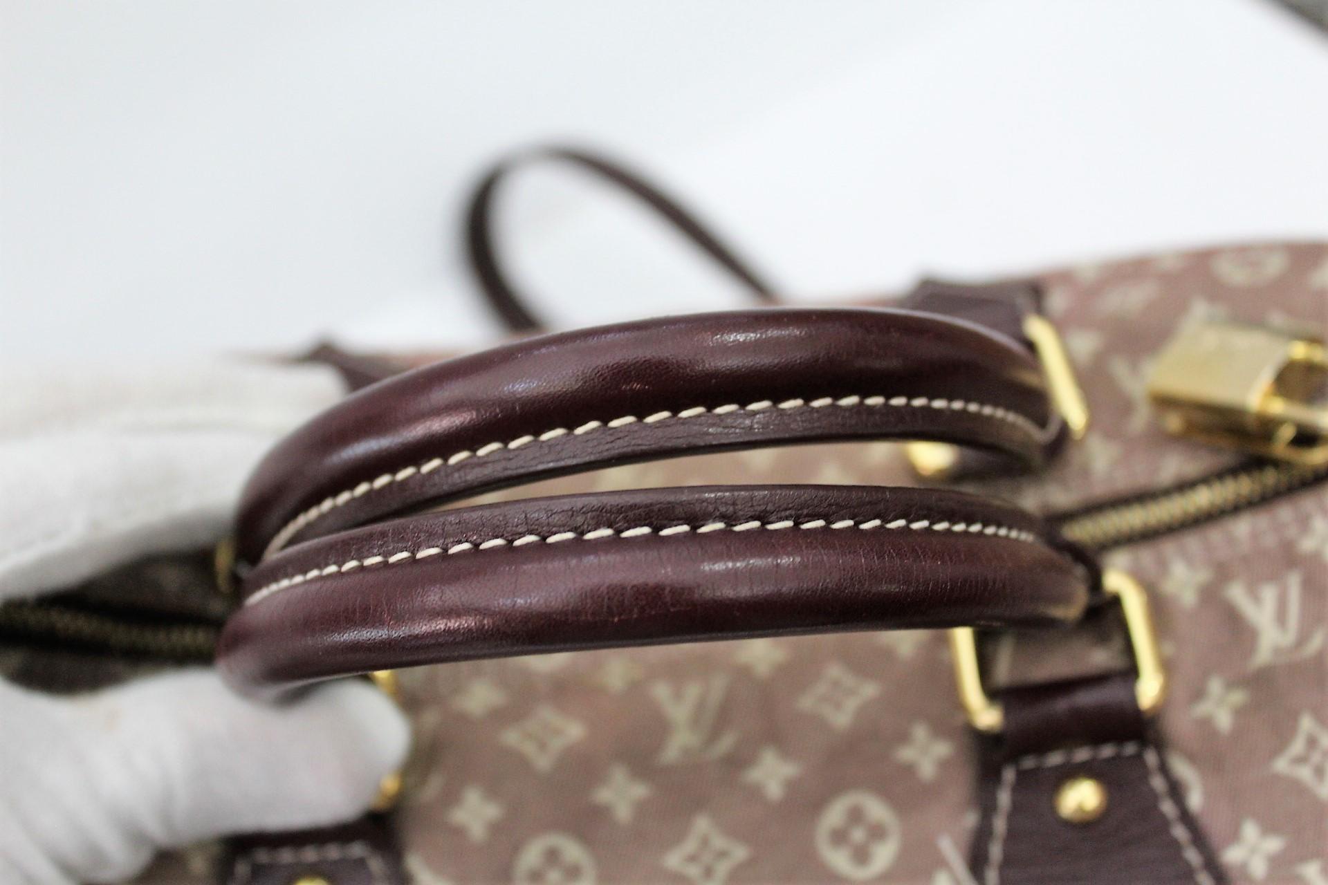 A sporty and sophisticated blend makes this Louis Vuitton Sepia Monogram Idylle Speedy bag
really desirable. With its ultra-spacious interiors and hinged lock with gold padlock,
you can lock all your precious objects and take them wherever you