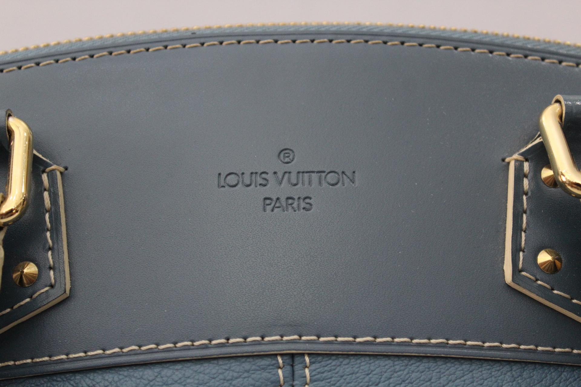 Very elegant Louis Vuitton bag model Lockit Suhali MM colored sugar paper. Made of goat leather, it is a mix between a classic and modern style. Zipper closure, gold trim. Excellent condition.