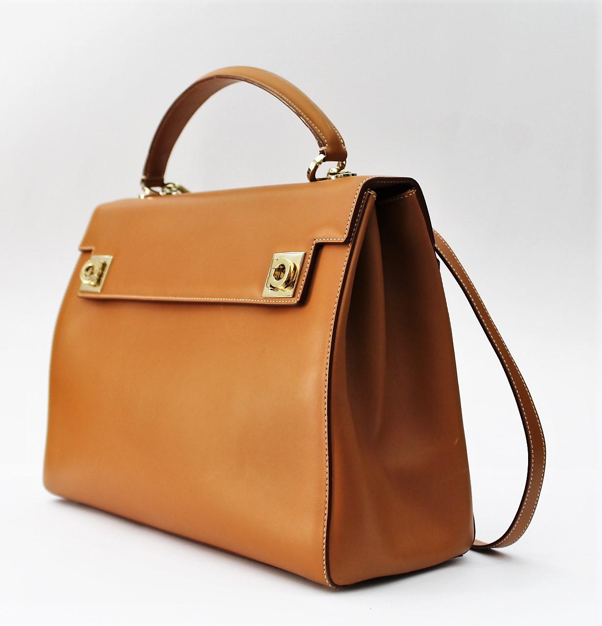 Salvatore Ferragamo Leather Shuolder Bag In Excellent Condition In Torre Del Greco, IT