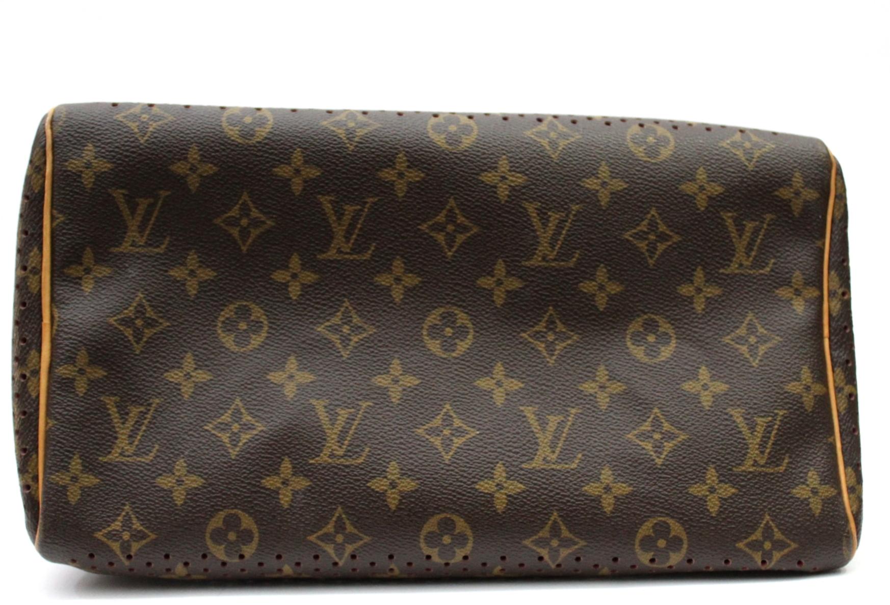 Verpassen Sie nicht Ihre Chance:: diese spektakuläre Louis Vuitton Limited Edition Fuchsia Monogram Perforated Speedy 30 Bag zu besitzen. Dieser beliebte Speedy-Stil hat das ikonische Monogramm-Canvas:: das perforiert und mit pinkem Alcantara