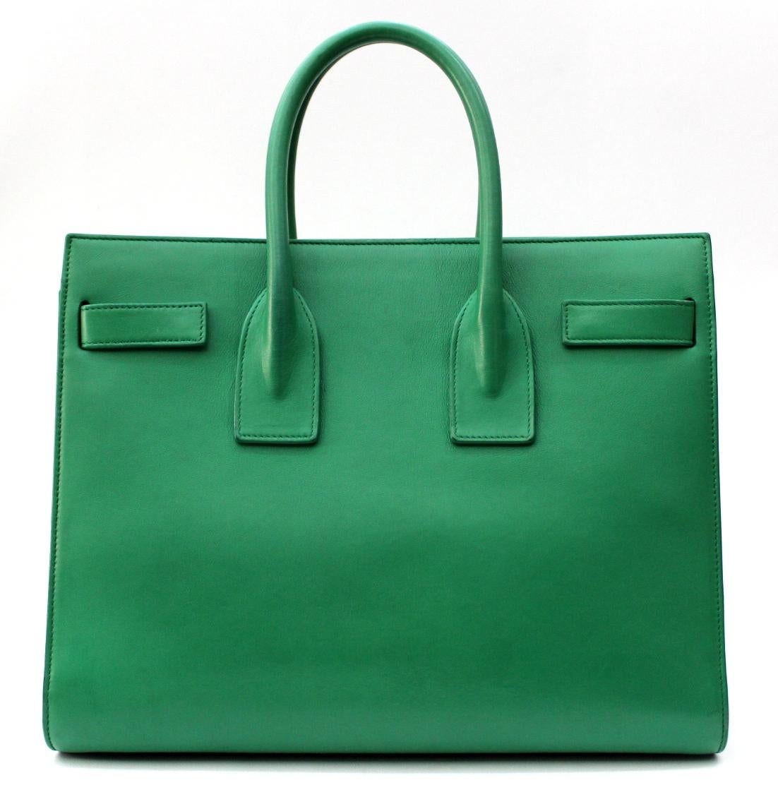 Beautiful Yves Saint Laurent bag, Sac de Jour model. It is made of smooth leather in a particular color like mint green. The bag is equipped with a long strap that allows you to wear the shoulder bag or shoulder bag. The conditions are excellent and